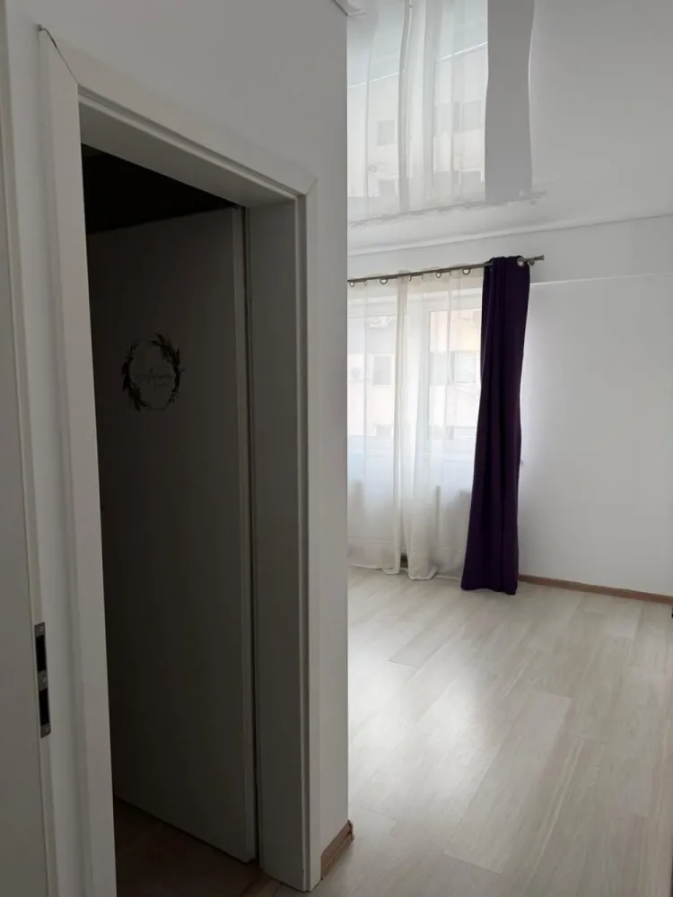 Apartament cu 3 camere decomandat Militari- Pollux Residence - COMISION 0% Vă propunem spre vânzare un apartament cu 3 camere, decomandat, situat în complexul rezidențial Pollux Residence, o zonă modernă și bine conectată din cartierul Militari. Locuința este amplasată la etajul 3 din 8 al unui imobil construit recent, cu lift și spații comune bine întreținute. Apartamentul are o compartimentare eficientă și practică, fiind compus din living generos, două dormitoare luminoase, bucătărie separată, două băi și balcon. Configurația decomandată oferă intimitate și confort, fiind ideală pentru o familie sau pentru investiție. Apartamentul se vinde nemobilat, oferind viitorului proprietar libertatea de a-l amenaja și personaliza după propriul gust și necesități. Spațiul generos permite multiple variante de design interior și optimizare a fiecărei încăperi. Complexul beneficiază de acces securizat și este situat în apropierea supermarketurilor, școlilor, grădinițelor, restaurantelor și mijloacelor de transport în comun. Accesul rapid către centre comerciale importante și către principalele artere ale orașului face din această proprietate o alegere practică atât pentru locuit, cât și pentru investiție pe termen lung.