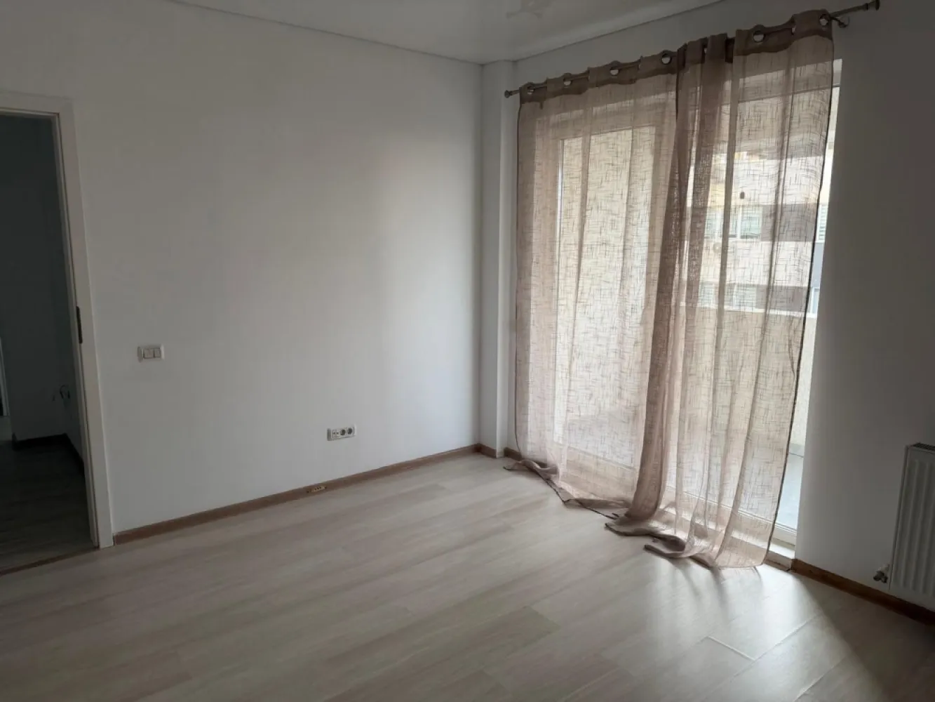 Apartament cu 3 camere decomandat Militari- Pollux Residence - COMISION 0% Vă propunem spre vânzare un apartament cu 3 camere, decomandat, situat în complexul rezidențial Pollux Residence, o zonă modernă și bine conectată din cartierul Militari. Locuința este amplasată la etajul 3 din 8 al unui imobil construit recent, cu lift și spații comune bine întreținute. Apartamentul are o compartimentare eficientă și practică, fiind compus din living generos, două dormitoare luminoase, bucătărie separată, două băi și balcon. Configurația decomandată oferă intimitate și confort, fiind ideală pentru o familie sau pentru investiție. Apartamentul se vinde nemobilat, oferind viitorului proprietar libertatea de a-l amenaja și personaliza după propriul gust și necesități. Spațiul generos permite multiple variante de design interior și optimizare a fiecărei încăperi. Complexul beneficiază de acces securizat și este situat în apropierea supermarketurilor, școlilor, grădinițelor, restaurantelor și mijloacelor de transport în comun. Accesul rapid către centre comerciale importante și către principalele artere ale orașului face din această proprietate o alegere practică atât pentru locuit, cât și pentru investiție pe termen lung.