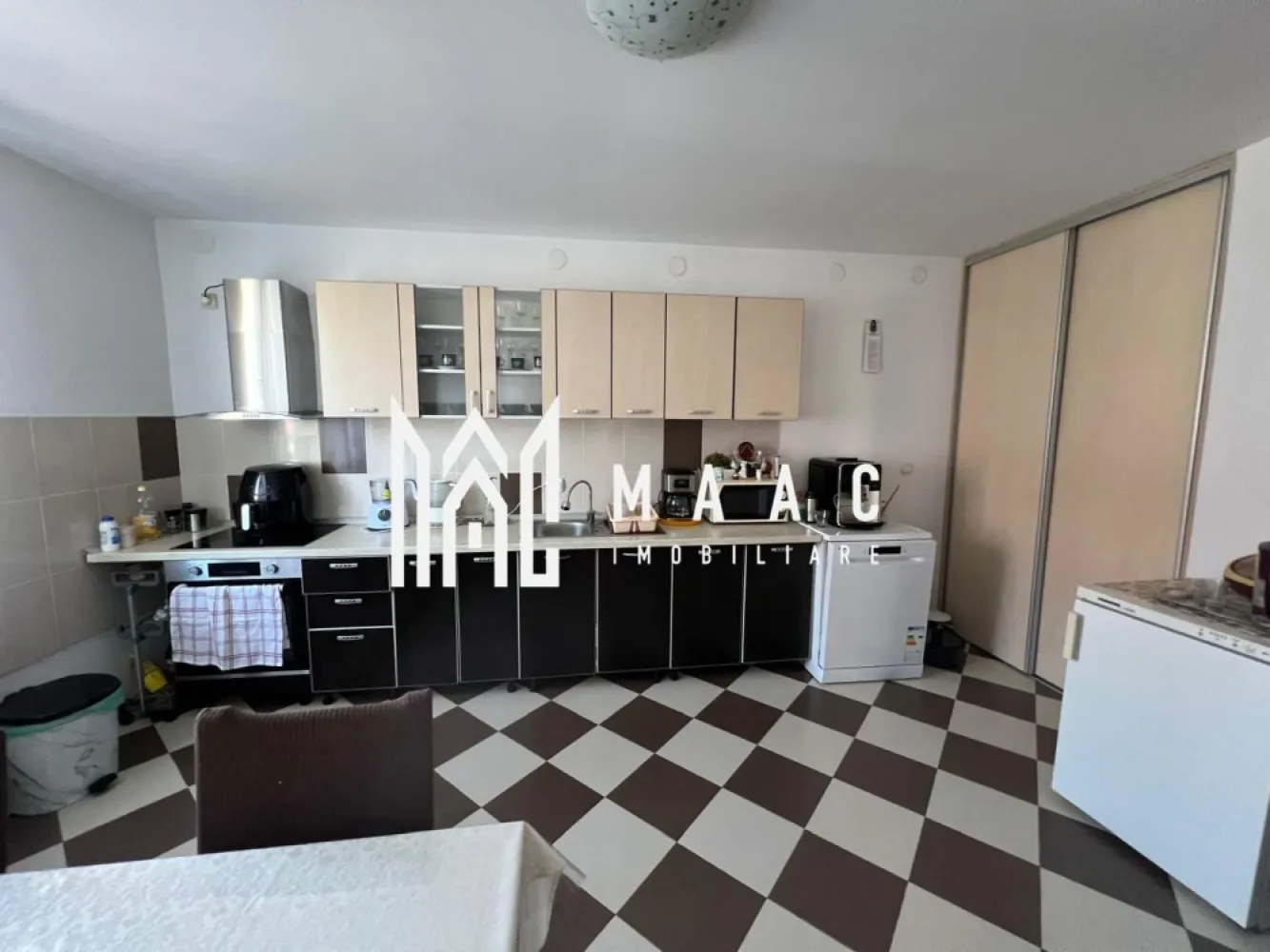Casa Tip Duplex | 4 Camere | 156 MPU | Selimbar - MAAC Imobiliare vă propune spre vânzare o casă tip duplex amplasată într-una dintre cele mai apreciate zone rezidențiale din Șelimbăr, la doar câteva minute de Sibiu, aproape de școli, grădinițe și centre comerciale.

Proprietatea se află pe un teren generos de 250 mp, având o amprentă la sol de 90 mp și o suprafață utilă totală de 156 mp, la care se adaugă o pivniță spațioasă ce se întinde pe întreaga suprafață a casei și un pod ideal pentru depozitare.

Compartimentare:

Parter:

Living luminos și generos, cu acces direct către curte

Bucătărie spațioasă cu zonă dedicată de cămară

Dormitor confortabil / birou

Baie modernă

Etaj:

3 dormitoare confortabile

Baie cu finisaje de calitate

Pivniță:

Spațiu amplu pentru depozitare sau amenajare suplimentară

Dotări și beneficii:

Se vinde complet mobilată și utilată

Două centrale proprii – pe gaz și pe lemne, pentru eficiență energetică și confort pe tot parcursul anului

Toate utilitățile racordate (gaz, curent, apă, canalizare)

Curte amenajată cu posibilitate de parcare și zonă verde

Priveliște deosebită către Munții Făgăraș

Această proprietate îmbină perfect confortul urban cu liniștea zonei rezidențiale, fiind ideală pentru o familie care își dorește un cămin modern, spațios și bine amplasat.

Localizare: Șelimbăr, județul Sibiu
Teren: 250 mp
Suprafață construită: 90 mp amprentă la sol
Suprafață utilă: 156 mp + pivniță

Pentru mai multe detalii sau pentru a programa o vizionare ID:CP2813001.
