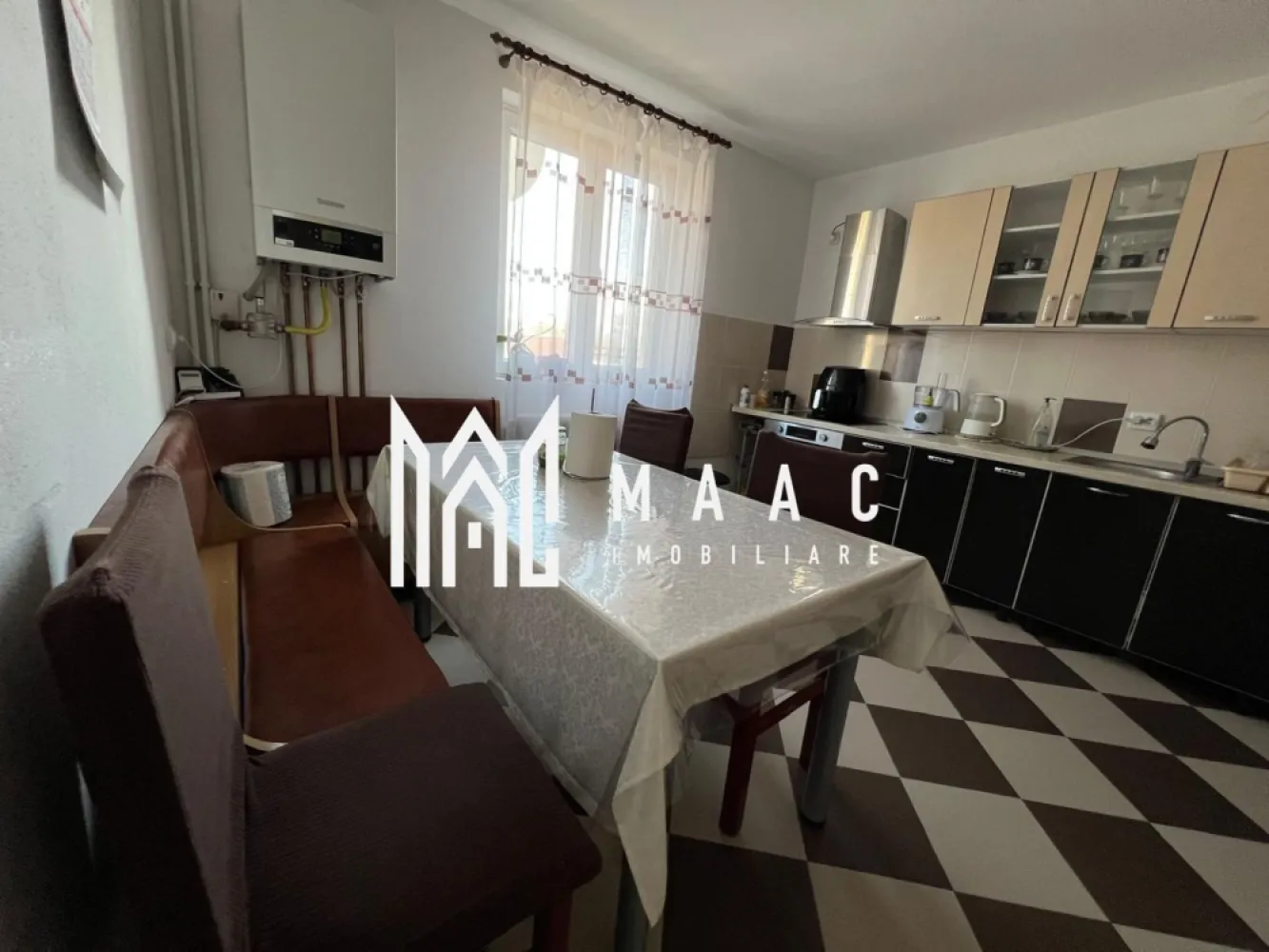 Casa Tip Duplex | 4 Camere | 156 MPU | Selimbar - MAAC Imobiliare vă propune spre vânzare o casă tip duplex amplasată într-una dintre cele mai apreciate zone rezidențiale din Șelimbăr, la doar câteva minute de Sibiu, aproape de școli, grădinițe și centre comerciale.

Proprietatea se află pe un teren generos de 250 mp, având o amprentă la sol de 90 mp și o suprafață utilă totală de 156 mp, la care se adaugă o pivniță spațioasă ce se întinde pe întreaga suprafață a casei și un pod ideal pentru depozitare.

Compartimentare:

Parter:

Living luminos și generos, cu acces direct către curte

Bucătărie spațioasă cu zonă dedicată de cămară

Dormitor confortabil / birou

Baie modernă

Etaj:

3 dormitoare confortabile

Baie cu finisaje de calitate

Pivniță:

Spațiu amplu pentru depozitare sau amenajare suplimentară

Dotări și beneficii:

Se vinde complet mobilată și utilată

Două centrale proprii – pe gaz și pe lemne, pentru eficiență energetică și confort pe tot parcursul anului

Toate utilitățile racordate (gaz, curent, apă, canalizare)

Curte amenajată cu posibilitate de parcare și zonă verde

Priveliște deosebită către Munții Făgăraș

Această proprietate îmbină perfect confortul urban cu liniștea zonei rezidențiale, fiind ideală pentru o familie care își dorește un cămin modern, spațios și bine amplasat.

Localizare: Șelimbăr, județul Sibiu
Teren: 250 mp
Suprafață construită: 90 mp amprentă la sol
Suprafață utilă: 156 mp + pivniță

Pentru mai multe detalii sau pentru a programa o vizionare ID:CP2813001.