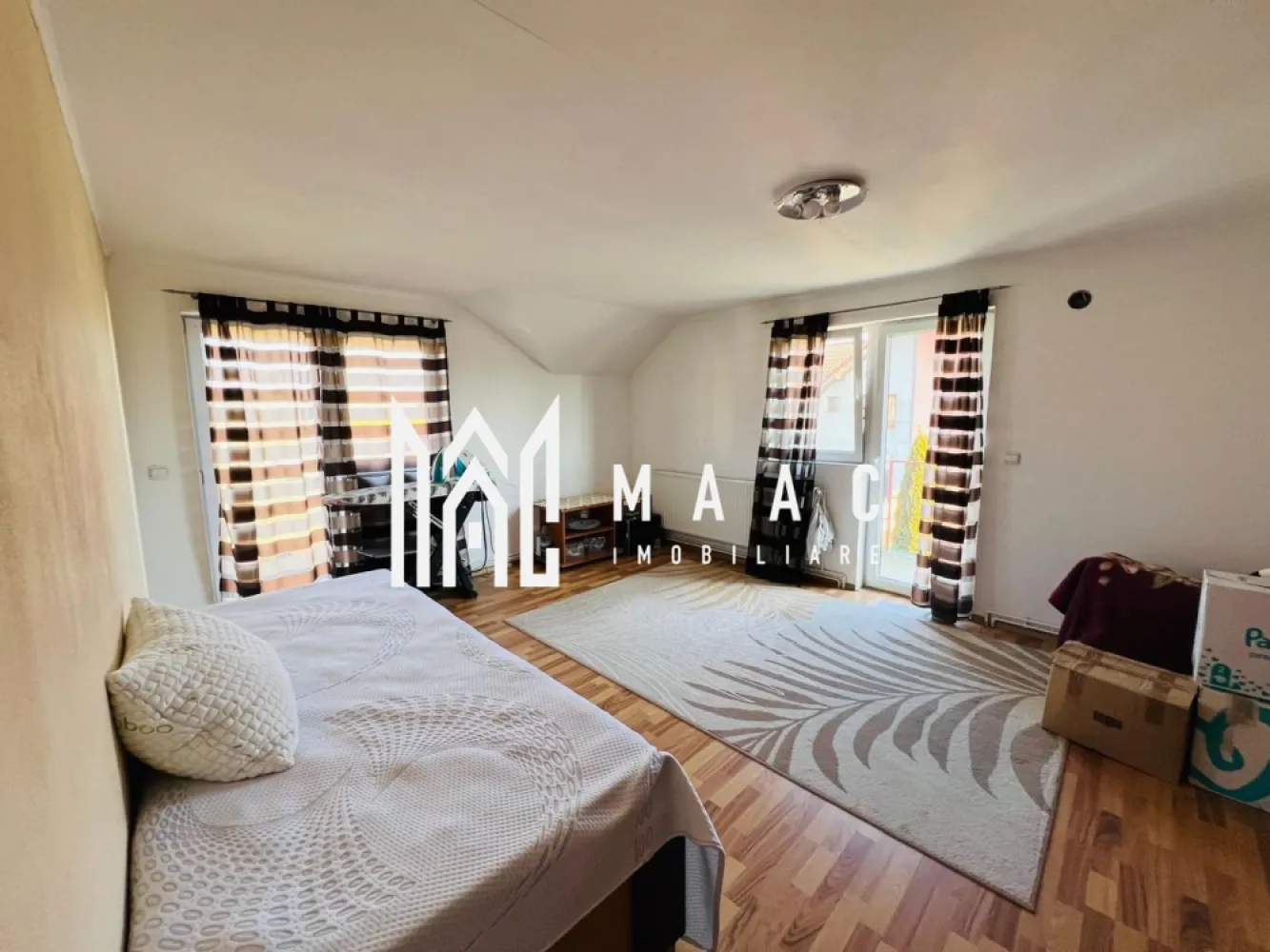 Casa Tip Duplex | 4 Camere | 156 MPU | Selimbar - MAAC Imobiliare vă propune spre vânzare o casă tip duplex amplasată într-una dintre cele mai apreciate zone rezidențiale din Șelimbăr, la doar câteva minute de Sibiu, aproape de școli, grădinițe și centre comerciale.

Proprietatea se află pe un teren generos de 250 mp, având o amprentă la sol de 90 mp și o suprafață utilă totală de 156 mp, la care se adaugă o pivniță spațioasă ce se întinde pe întreaga suprafață a casei și un pod ideal pentru depozitare.

Compartimentare:

Parter:

Living luminos și generos, cu acces direct către curte

Bucătărie spațioasă cu zonă dedicată de cămară

Dormitor confortabil / birou

Baie modernă

Etaj:

3 dormitoare confortabile

Baie cu finisaje de calitate

Pivniță:

Spațiu amplu pentru depozitare sau amenajare suplimentară

Dotări și beneficii:

Se vinde complet mobilată și utilată

Două centrale proprii – pe gaz și pe lemne, pentru eficiență energetică și confort pe tot parcursul anului

Toate utilitățile racordate (gaz, curent, apă, canalizare)

Curte amenajată cu posibilitate de parcare și zonă verde

Priveliște deosebită către Munții Făgăraș

Această proprietate îmbină perfect confortul urban cu liniștea zonei rezidențiale, fiind ideală pentru o familie care își dorește un cămin modern, spațios și bine amplasat.

Localizare: Șelimbăr, județul Sibiu
Teren: 250 mp
Suprafață construită: 90 mp amprentă la sol
Suprafață utilă: 156 mp + pivniță

Pentru mai multe detalii sau pentru a programa o vizionare ID:CP2813001.
