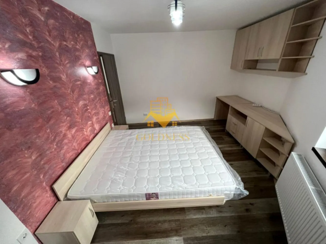 3 camere open space, modern, curte, parcare, Buna Ziua, Zona LIDL - GOLDNESS Imobiliare vă propune spre închiriere un apartament complet mobilat și utilat, la parter într-un imobil de 3 etaje, în cartierul Buna Ziua. Apartamentul este compartimentat astfel:
 - dormitor cu pat matrimonial, dressing, noptiere, birou
 - dormitor cu pat pentru o persoana, dressing, noptiera, birou
 - living cu bucatarie open-space complet utilată, canapea extensibla, loc de servit masa 
 - baie cu vană, calorifer port prosop inox și dulap pentru depozitare.
 - terasa 20 mp 
 

Imobilul este dotat cu toate cele necesare- centrală proprie, mașină de spălat haine, frigider, plită electrică, hotă, TV, etc. 
Se află în apropierea stațiilor de transport în comun, magazine, restaurante, spații verzi, farmacii, etc. 
Dispune de loc de parcare!
Dacă sunteți interesați de acest apartament și doriți să îl vizionați, dar și pentru alte oferte sau detalii nu ezitați să ne contactați telefonic sau prin e-mail - goldnessimobiliare@gmail.com. Vă stăm la dispoziție!
Pentru intermediere se percepe un comision de 50% din prețul chiriei!