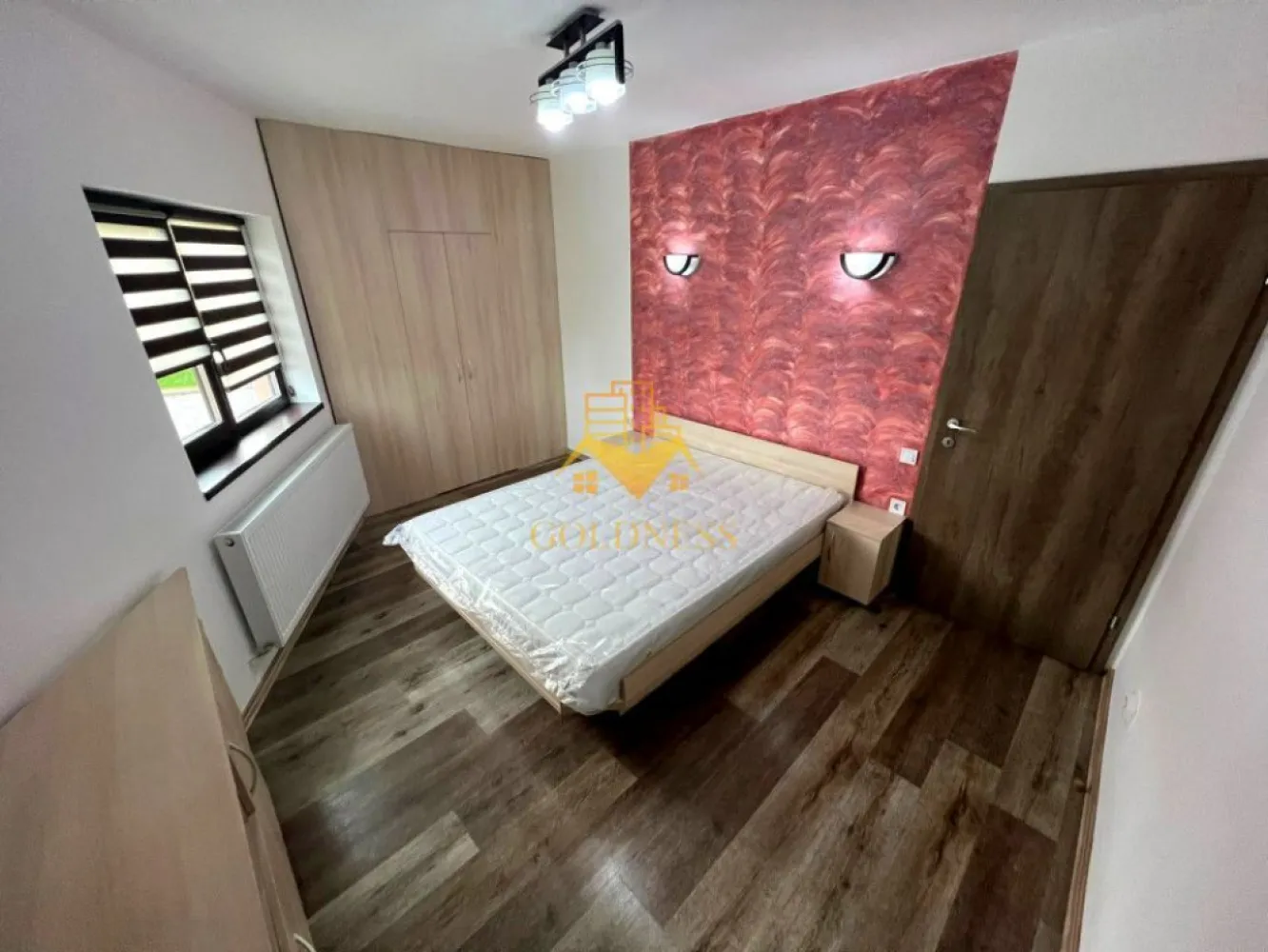 3 camere open space, modern, curte, parcare, Buna Ziua, Zona LIDL - GOLDNESS Imobiliare vă propune spre închiriere un apartament complet mobilat și utilat, la parter într-un imobil de 3 etaje, în cartierul Buna Ziua. Apartamentul este compartimentat astfel:
 - dormitor cu pat matrimonial, dressing, noptiere, birou
 - dormitor cu pat pentru o persoana, dressing, noptiera, birou
 - living cu bucatarie open-space complet utilată, canapea extensibla, loc de servit masa 
 - baie cu vană, calorifer port prosop inox și dulap pentru depozitare.
 - terasa 20 mp 
 

Imobilul este dotat cu toate cele necesare- centrală proprie, mașină de spălat haine, frigider, plită electrică, hotă, TV, etc. 
Se află în apropierea stațiilor de transport în comun, magazine, restaurante, spații verzi, farmacii, etc. 
Dispune de loc de parcare!
Dacă sunteți interesați de acest apartament și doriți să îl vizionați, dar și pentru alte oferte sau detalii nu ezitați să ne contactați telefonic sau prin e-mail - goldnessimobiliare@gmail.com. Vă stăm la dispoziție!
Pentru intermediere se percepe un comision de 50% din prețul chiriei!