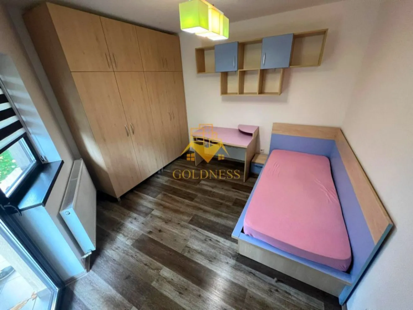 3 camere open space, modern, curte, parcare, Buna Ziua, Zona LIDL - GOLDNESS Imobiliare vă propune spre închiriere un apartament complet mobilat și utilat, la parter într-un imobil de 3 etaje, în cartierul Buna Ziua. Apartamentul este compartimentat astfel:
 - dormitor cu pat matrimonial, dressing, noptiere, birou
 - dormitor cu pat pentru o persoana, dressing, noptiera, birou
 - living cu bucatarie open-space complet utilată, canapea extensibla, loc de servit masa 
 - baie cu vană, calorifer port prosop inox și dulap pentru depozitare.
 - terasa 20 mp 
 

Imobilul este dotat cu toate cele necesare- centrală proprie, mașină de spălat haine, frigider, plită electrică, hotă, TV, etc. 
Se află în apropierea stațiilor de transport în comun, magazine, restaurante, spații verzi, farmacii, etc. 
Dispune de loc de parcare!
Dacă sunteți interesați de acest apartament și doriți să îl vizionați, dar și pentru alte oferte sau detalii nu ezitați să ne contactați telefonic sau prin e-mail - goldnessimobiliare@gmail.com. Vă stăm la dispoziție!
Pentru intermediere se percepe un comision de 50% din prețul chiriei!