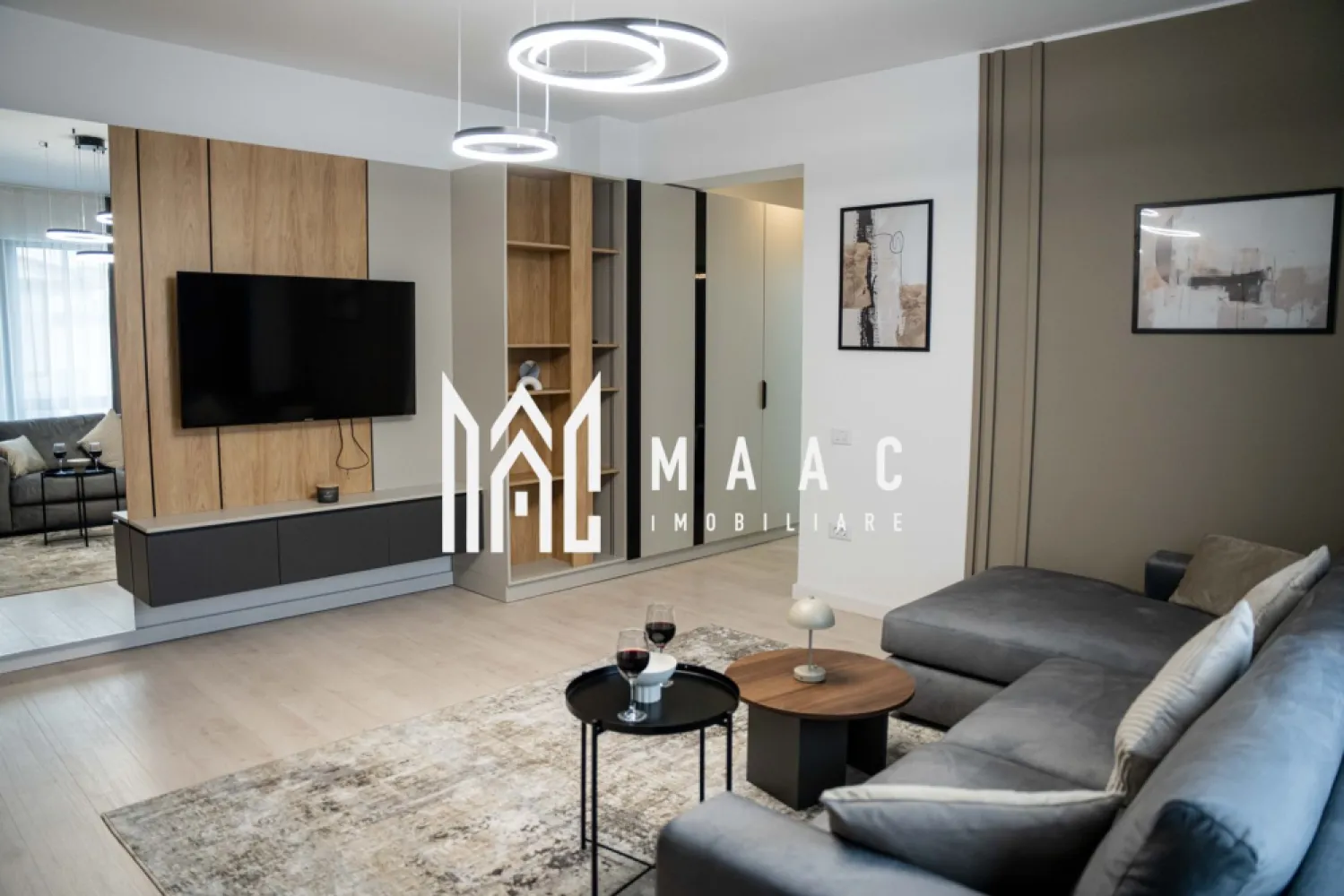 Apartament 2 camere |Tei Residence| Dem. Radulescu - MAAC IMOBILIARE vă propune spre vânzare un apartament cu 2 camere decomandat, mobilat si utilat, situat în complexul rezidențial de lux Tei Residence, pe Bulevardul Dem Rădulescu din Râmnicu Vâlcea, una dintre cele mai apreciate zone rezidențiale ale orașului.

Proprietatea se află într-un bloc nou construit la standarde premium, oferind un echilibru perfect între confort, calitate și o locație excelentă.

Detalii apartament:

-compartimentare decomandată;

-2 camere spațioase;

-finisaje de înaltă calitate;

-spații luminoase, cu lumină naturală din abundență;

-compartimentare practică, ideală pentru un stil de viață modern.

Parcare și facilități:

-imobilul dispune de garaj subteran modern, care oferă siguranță și confort;

-opțional, se poate achiziționa separat un loc de parcare subteran, cu acces direct către apartament prin lift;

-complex securizat, monitorizat video;

-spații verzi amenajate și zone comerciale la parter.

Proprietatea este ideală atât pentru locuință personală, cât și pentru investiție, fiind amplasată într-o zonă cu cerere ridicată și dezvoltare continuă.

Pentru mai multe informații sau pentru programarea unei vizionări, echipa MAAC IMOBILIARE vă stă cu plăcere la dispoziție.
CP2957197