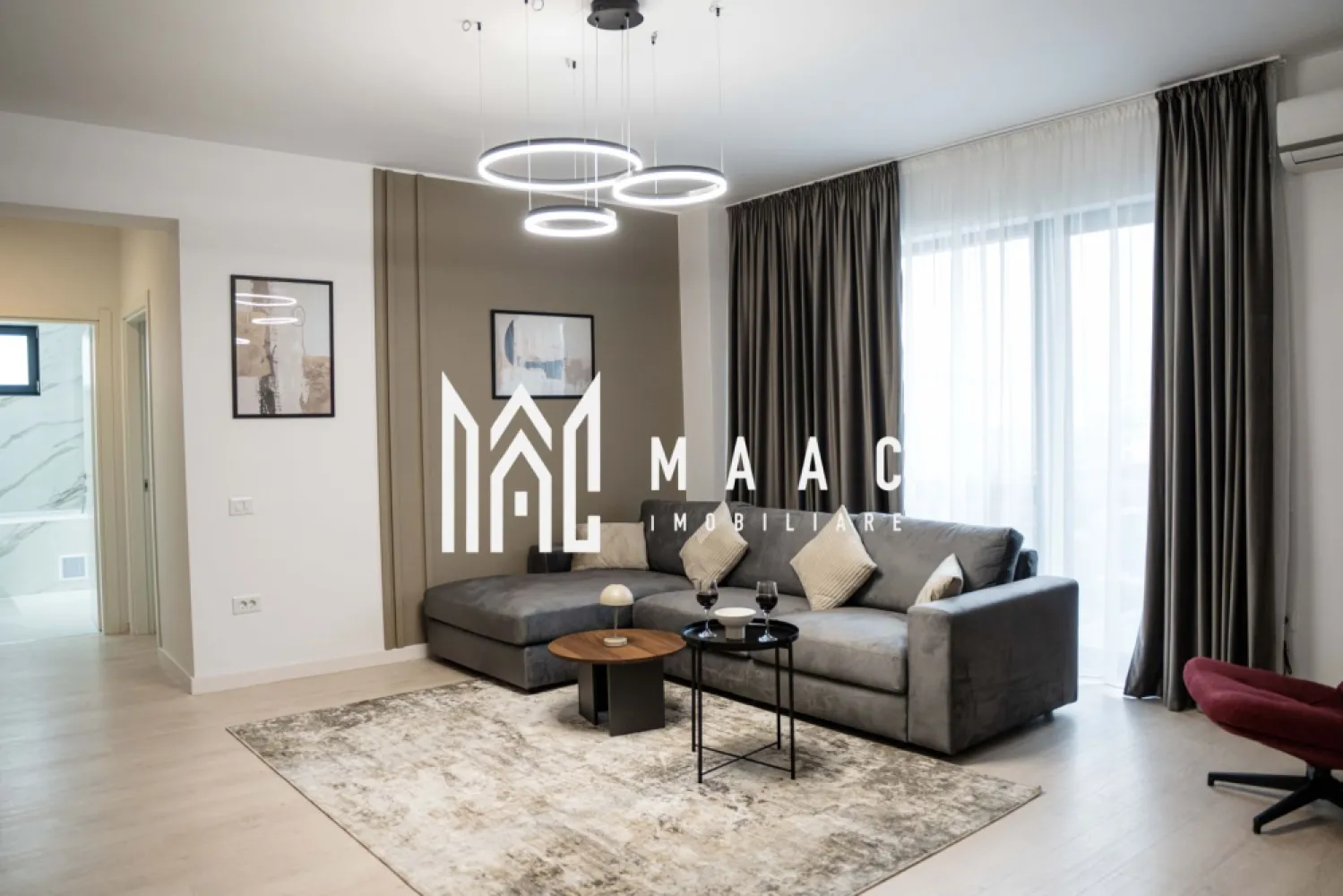 Apartament 2 camere |Tei Residence| Dem. Radulescu - MAAC IMOBILIARE vă propune spre vânzare un apartament cu 2 camere decomandat, mobilat si utilat, situat în complexul rezidențial de lux Tei Residence, pe Bulevardul Dem Rădulescu din Râmnicu Vâlcea, una dintre cele mai apreciate zone rezidențiale ale orașului.

Proprietatea se află într-un bloc nou construit la standarde premium, oferind un echilibru perfect între confort, calitate și o locație excelentă.

Detalii apartament:

-compartimentare decomandată;

-2 camere spațioase;

-finisaje de înaltă calitate;

-spații luminoase, cu lumină naturală din abundență;

-compartimentare practică, ideală pentru un stil de viață modern.

Parcare și facilități:

-imobilul dispune de garaj subteran modern, care oferă siguranță și confort;

-opțional, se poate achiziționa separat un loc de parcare subteran, cu acces direct către apartament prin lift;

-complex securizat, monitorizat video;

-spații verzi amenajate și zone comerciale la parter.

Proprietatea este ideală atât pentru locuință personală, cât și pentru investiție, fiind amplasată într-o zonă cu cerere ridicată și dezvoltare continuă.

Pentru mai multe informații sau pentru programarea unei vizionări, echipa MAAC IMOBILIARE vă stă cu plăcere la dispoziție.
CP2957197
