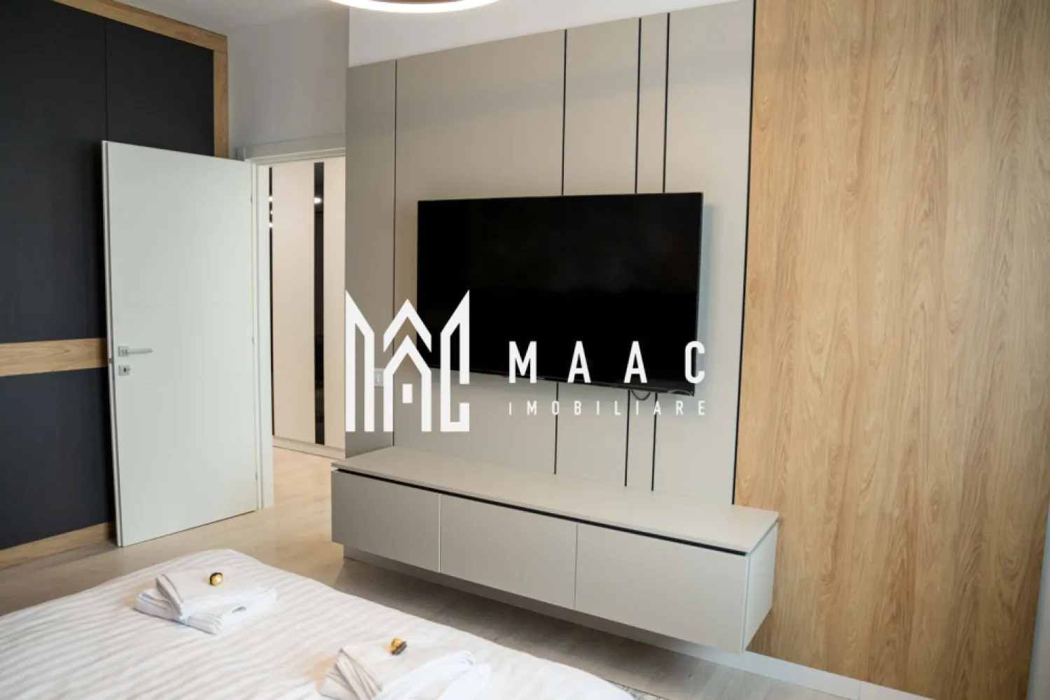 Apartament 2 camere |Tei Residence| Dem. Radulescu - MAAC IMOBILIARE vă propune spre vânzare un apartament cu 2 camere decomandat, mobilat si utilat, situat în complexul rezidențial de lux Tei Residence, pe Bulevardul Dem Rădulescu din Râmnicu Vâlcea, una dintre cele mai apreciate zone rezidențiale ale orașului.

Proprietatea se află într-un bloc nou construit la standarde premium, oferind un echilibru perfect între confort, calitate și o locație excelentă.

Detalii apartament:

-compartimentare decomandată;

-2 camere spațioase;

-finisaje de înaltă calitate;

-spații luminoase, cu lumină naturală din abundență;

-compartimentare practică, ideală pentru un stil de viață modern.

Parcare și facilități:

-imobilul dispune de garaj subteran modern, care oferă siguranță și confort;

-opțional, se poate achiziționa separat un loc de parcare subteran, cu acces direct către apartament prin lift;

-complex securizat, monitorizat video;

-spații verzi amenajate și zone comerciale la parter.

Proprietatea este ideală atât pentru locuință personală, cât și pentru investiție, fiind amplasată într-o zonă cu cerere ridicată și dezvoltare continuă.

Pentru mai multe informații sau pentru programarea unei vizionări, echipa MAAC IMOBILIARE vă stă cu plăcere la dispoziție.
CP2957197