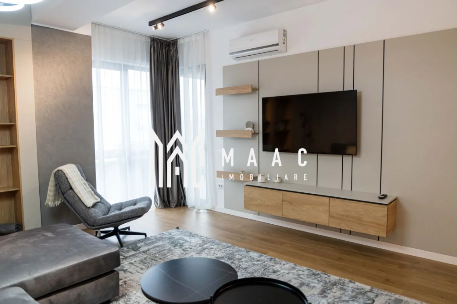 Apartament 3 Camere |Tei Residence| Dem. Radulescu - MAAC IMOBILIARE vă propune spre vânzare un apartament cu 3 camere decomandat, situat în ansamblul rezidențial Tei Residence, pe Bulevardul Dem Rădulescu din Râmnicu Vâlcea, una dintre cele mai moderne și apreciate zone rezidențiale ale orașului.

Apartamentul este amplasat într-un bloc nou, finalizat, construit la standarde moderne, oferind un nivel ridicat de confort, siguranță și funcționalitate. Compartimentarea decomandată asigură spații bine organizate, ideale pentru o familie care își dorește o locuință într-un complex rezidențial premium.

Detalii principale:

-număr camere: 3

-compartimentare: decomandată

-locație: Tei Residence – Bd. Dem Rădulescu

-loc de parcare subteran inclus în prețul afișat

Facilități și beneficii ale complexului:

-acces securizat și monitorizare video;

-buncăr de adăpost pentru siguranță sporită;

-zone verzi amenajate pentru relaxare;

-spații comerciale la parter;

-infrastructură modernă și finisaje de calitate superioară.

Proprietatea reprezintă o alegere excelentă atât pentru locuință personală, cât și pentru investiție, fiind situată într-o zonă în plină dezvoltare a orașului, cu acces rapid către puncte de interes.

Pentru mai multe informații sau pentru programarea unei vizionări, echipa MAAC IMOBILIARE vă stă cu plăcere la dispoziție.
CP2957209