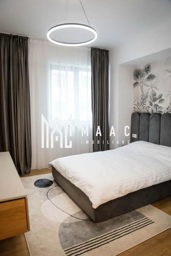 Apartament 3 Camere |Tei Residence| Dem. Radulescu - MAAC IMOBILIARE vă propune spre vânzare un apartament cu 3 camere decomandat, situat în ansamblul rezidențial Tei Residence, pe Bulevardul Dem Rădulescu din Râmnicu Vâlcea, una dintre cele mai moderne și apreciate zone rezidențiale ale orașului.

Apartamentul este amplasat într-un bloc nou, finalizat, construit la standarde moderne, oferind un nivel ridicat de confort, siguranță și funcționalitate. Compartimentarea decomandată asigură spații bine organizate, ideale pentru o familie care își dorește o locuință într-un complex rezidențial premium.

Detalii principale:

-număr camere: 3

-compartimentare: decomandată

-locație: Tei Residence – Bd. Dem Rădulescu

-loc de parcare subteran inclus în prețul afișat

Facilități și beneficii ale complexului:

-acces securizat și monitorizare video;

-buncăr de adăpost pentru siguranță sporită;

-zone verzi amenajate pentru relaxare;

-spații comerciale la parter;

-infrastructură modernă și finisaje de calitate superioară.

Proprietatea reprezintă o alegere excelentă atât pentru locuință personală, cât și pentru investiție, fiind situată într-o zonă în plină dezvoltare a orașului, cu acces rapid către puncte de interes.

Pentru mai multe informații sau pentru programarea unei vizionări, echipa MAAC IMOBILIARE vă stă cu plăcere la dispoziție.
CP2957209