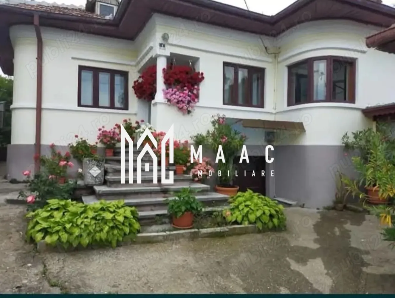 Casă de vânzare Goranu- Ramnicu Valcea| teren 1300mp| - MAAC IMOBILIARE vă propune spre vânzare o proprietate deosebită, situată în cartierul Goranu din Râmnicu Vâlcea, într-o zonă liniștită și apreciată pentru peisajele frumoase și aerul curat.

Casa impresionează prin stilul brâncovenesc autentic și arhitectura aparte, oferind un farmec tradițional și un potențial excelent atât pentru locuință permanentă, cât și pentru o casă de vacanță.

Proprietatea este amplasată pe un teren intravilan generos de 1300 mp, cu deschidere la stradă de 19 metri, existând și posibilitatea de extindere cu încă 450 mp. Terenul este poziționat pe un platou și include pomi fructiferi și viță-de-vie, oferind un cadru natural plăcut și intim.

Caracteristici proprietate:

Suprafață casă: aproximativ 127 mp

Compartimentare: 6 camere

-4 dormitoare

-Bucătărie

-Baie

-Beci generos

Utilități disponibile:

-apă

-curent electric

-gaze naturale

-fantana proprie

Proprietatea oferă multiple posibilități de amenajare și extindere, fiind ideală pentru cei care își doresc spațiu, liniște și un stil arhitectural cu personalitate.

 Posibilitate de plată în rate.
Pentru mai multe detalii sau pentru programarea unei vizionări, echipa MAAC IMOBILIARE vă stă cu drag la dispoziție.
CP2957753