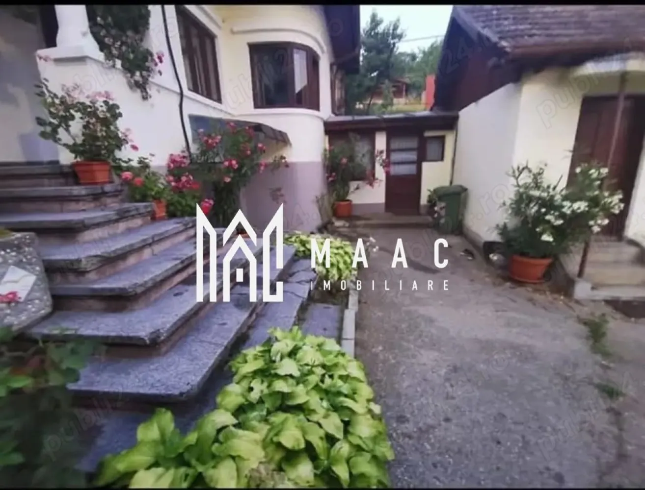 Casă de vânzare Goranu- Ramnicu Valcea| teren 1300mp| - MAAC IMOBILIARE vă propune spre vânzare o proprietate deosebită, situată în cartierul Goranu din Râmnicu Vâlcea, într-o zonă liniștită și apreciată pentru peisajele frumoase și aerul curat.

Casa impresionează prin stilul brâncovenesc autentic și arhitectura aparte, oferind un farmec tradițional și un potențial excelent atât pentru locuință permanentă, cât și pentru o casă de vacanță.

Proprietatea este amplasată pe un teren intravilan generos de 1300 mp, cu deschidere la stradă de 19 metri, existând și posibilitatea de extindere cu încă 450 mp. Terenul este poziționat pe un platou și include pomi fructiferi și viță-de-vie, oferind un cadru natural plăcut și intim.

Caracteristici proprietate:

Suprafață casă: aproximativ 127 mp

Compartimentare: 6 camere

-4 dormitoare

-Bucătărie

-Baie

-Beci generos

Utilități disponibile:

-apă

-curent electric

-gaze naturale

-fantana proprie

Proprietatea oferă multiple posibilități de amenajare și extindere, fiind ideală pentru cei care își doresc spațiu, liniște și un stil arhitectural cu personalitate.

 Posibilitate de plată în rate.
Pentru mai multe detalii sau pentru programarea unei vizionări, echipa MAAC IMOBILIARE vă stă cu drag la dispoziție.
CP2957753