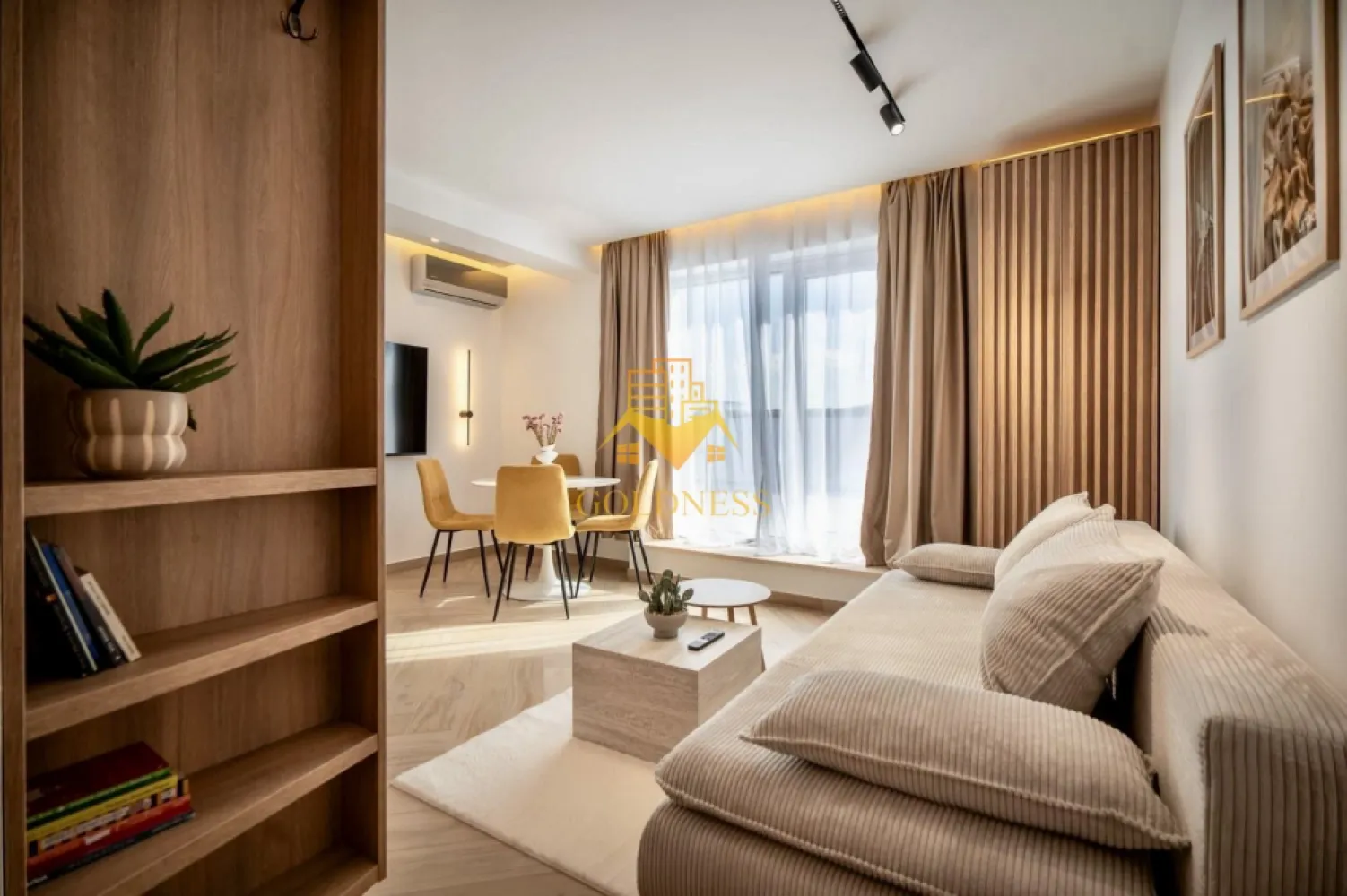 2 camere open space, Premium, Terasa 150 mp, Parcare, Intre Lacuri - GOLDNESS Imobiliare vă propune spre închiriere un apartament cu 2 camere open space, complet mobilat și utilat, la etajul 5 într-un imobil de 5 etaje, în Cartierul Intre Lacuri.
Dispune de loc de parcare contra cost, 80 euro!
Se află în apropierea stațiilor de transport în comun, magazine, restaurante, spații verzi, farmacii, etc. 

Apartamentul este compartimentat astfel:
 - dormitor cu pat matrimonial, dressing, noptiere
 - living cu bucatarie open space complet utilată și mobilată, canapea extensibilă, loc de servit masa
 - baie cu dus walk-in, dulap pentru depozitare.
 - terasa de 150 mp.

Imobilul este dotat cu toate cele necesare- centrală proprie, frigider, aragaz, hotă, mașină de spălat haine, si vase, Aer condiționat, etc. 

Dacă sunteți interesați de acest apartament și doriți să îl vizionați, dar și pentru alte oferte nu ezitați să ne contactați telefonic sau prin e-mail. Vă stăm la dispoziție!
Pentru intermediere se percepe un comision de 50% din prețul chiriei!