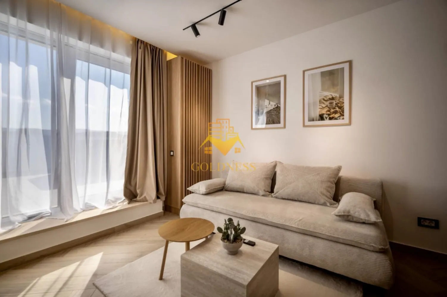 2 camere open space, Premium, Terasa 150 mp, Parcare, Intre Lacuri - GOLDNESS Imobiliare vă propune spre închiriere un apartament cu 2 camere open space, complet mobilat și utilat, la etajul 5 într-un imobil de 5 etaje, în Cartierul Intre Lacuri.
Dispune de loc de parcare contra cost, 80 euro!
Se află în apropierea stațiilor de transport în comun, magazine, restaurante, spații verzi, farmacii, etc. 

Apartamentul este compartimentat astfel:
 - dormitor cu pat matrimonial, dressing, noptiere
 - living cu bucatarie open space complet utilată și mobilată, canapea extensibilă, loc de servit masa
 - baie cu dus walk-in, dulap pentru depozitare.
 - terasa de 150 mp.

Imobilul este dotat cu toate cele necesare- centrală proprie, frigider, aragaz, hotă, mașină de spălat haine, si vase, Aer condiționat, etc. 

Dacă sunteți interesați de acest apartament și doriți să îl vizionați, dar și pentru alte oferte nu ezitați să ne contactați telefonic sau prin e-mail. Vă stăm la dispoziție!
Pentru intermediere se percepe un comision de 50% din prețul chiriei!