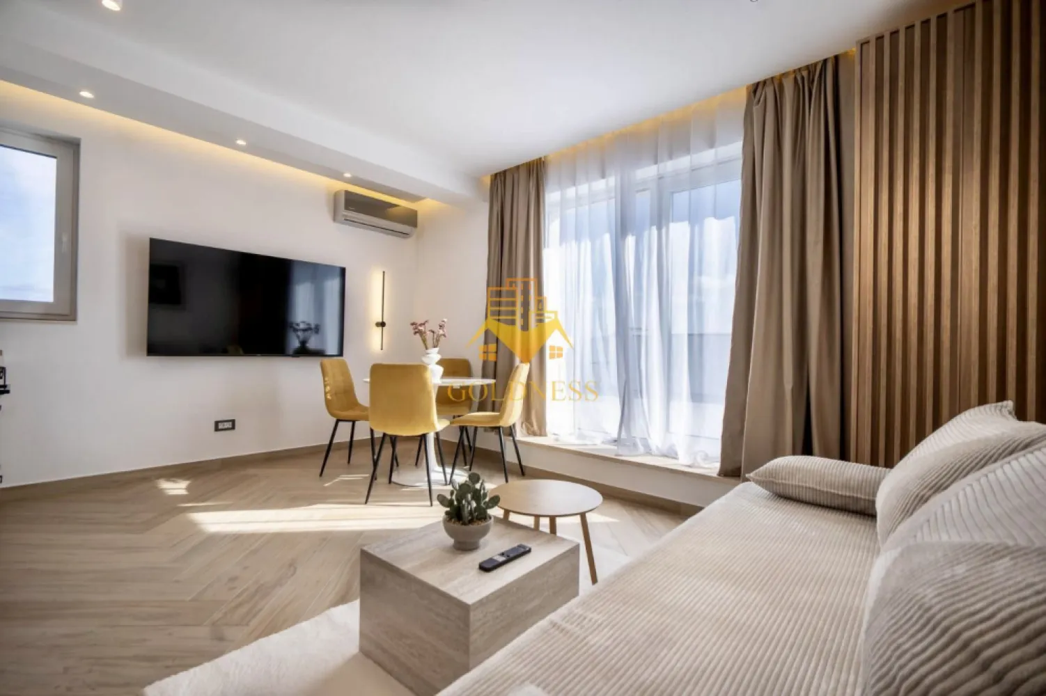 2 camere open space, Premium, Terasa 150 mp, Parcare, Intre Lacuri - GOLDNESS Imobiliare vă propune spre închiriere un apartament cu 2 camere open space, complet mobilat și utilat, la etajul 5 într-un imobil de 5 etaje, în Cartierul Intre Lacuri.
Dispune de loc de parcare contra cost, 80 euro!
Se află în apropierea stațiilor de transport în comun, magazine, restaurante, spații verzi, farmacii, etc. 

Apartamentul este compartimentat astfel:
 - dormitor cu pat matrimonial, dressing, noptiere
 - living cu bucatarie open space complet utilată și mobilată, canapea extensibilă, loc de servit masa
 - baie cu dus walk-in, dulap pentru depozitare.
 - terasa de 150 mp.

Imobilul este dotat cu toate cele necesare- centrală proprie, frigider, aragaz, hotă, mașină de spălat haine, si vase, Aer condiționat, etc. 

Dacă sunteți interesați de acest apartament și doriți să îl vizionați, dar și pentru alte oferte nu ezitați să ne contactați telefonic sau prin e-mail. Vă stăm la dispoziție!
Pentru intermediere se percepe un comision de 50% din prețul chiriei!
