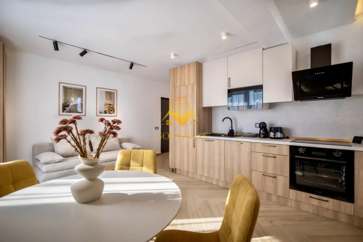 2 camere open space, Premium, Terasa 150 mp, Parcare, Intre Lacuri - GOLDNESS Imobiliare vă propune spre închiriere un apartament cu 2 camere open space, complet mobilat și utilat, la etajul 5 într-un imobil de 5 etaje, în Cartierul Intre Lacuri.
Dispune de loc de parcare contra cost, 80 euro!
Se află în apropierea stațiilor de transport în comun, magazine, restaurante, spații verzi, farmacii, etc. 

Apartamentul este compartimentat astfel:
 - dormitor cu pat matrimonial, dressing, noptiere
 - living cu bucatarie open space complet utilată și mobilată, canapea extensibilă, loc de servit masa
 - baie cu dus walk-in, dulap pentru depozitare.
 - terasa de 150 mp.

Imobilul este dotat cu toate cele necesare- centrală proprie, frigider, aragaz, hotă, mașină de spălat haine, si vase, Aer condiționat, etc. 

Dacă sunteți interesați de acest apartament și doriți să îl vizionați, dar și pentru alte oferte nu ezitați să ne contactați telefonic sau prin e-mail. Vă stăm la dispoziție!
Pentru intermediere se percepe un comision de 50% din prețul chiriei!