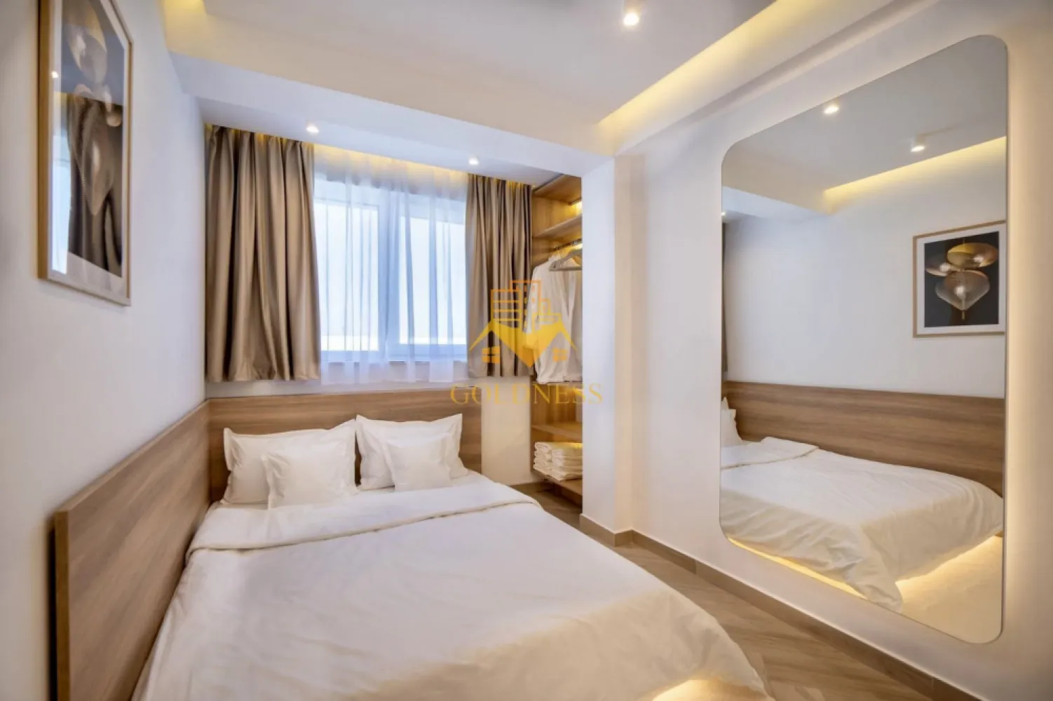 2 camere open space, Premium, Terasa 150 mp, Parcare, Intre Lacuri - GOLDNESS Imobiliare vă propune spre închiriere un apartament cu 2 camere open space, complet mobilat și utilat, la etajul 5 într-un imobil de 5 etaje, în Cartierul Intre Lacuri.
Dispune de loc de parcare contra cost, 80 euro!
Se află în apropierea stațiilor de transport în comun, magazine, restaurante, spații verzi, farmacii, etc. 

Apartamentul este compartimentat astfel:
 - dormitor cu pat matrimonial, dressing, noptiere
 - living cu bucatarie open space complet utilată și mobilată, canapea extensibilă, loc de servit masa
 - baie cu dus walk-in, dulap pentru depozitare.
 - terasa de 150 mp.

Imobilul este dotat cu toate cele necesare- centrală proprie, frigider, aragaz, hotă, mașină de spălat haine, si vase, Aer condiționat, etc. 

Dacă sunteți interesați de acest apartament și doriți să îl vizionați, dar și pentru alte oferte nu ezitați să ne contactați telefonic sau prin e-mail. Vă stăm la dispoziție!
Pentru intermediere se percepe un comision de 50% din prețul chiriei!