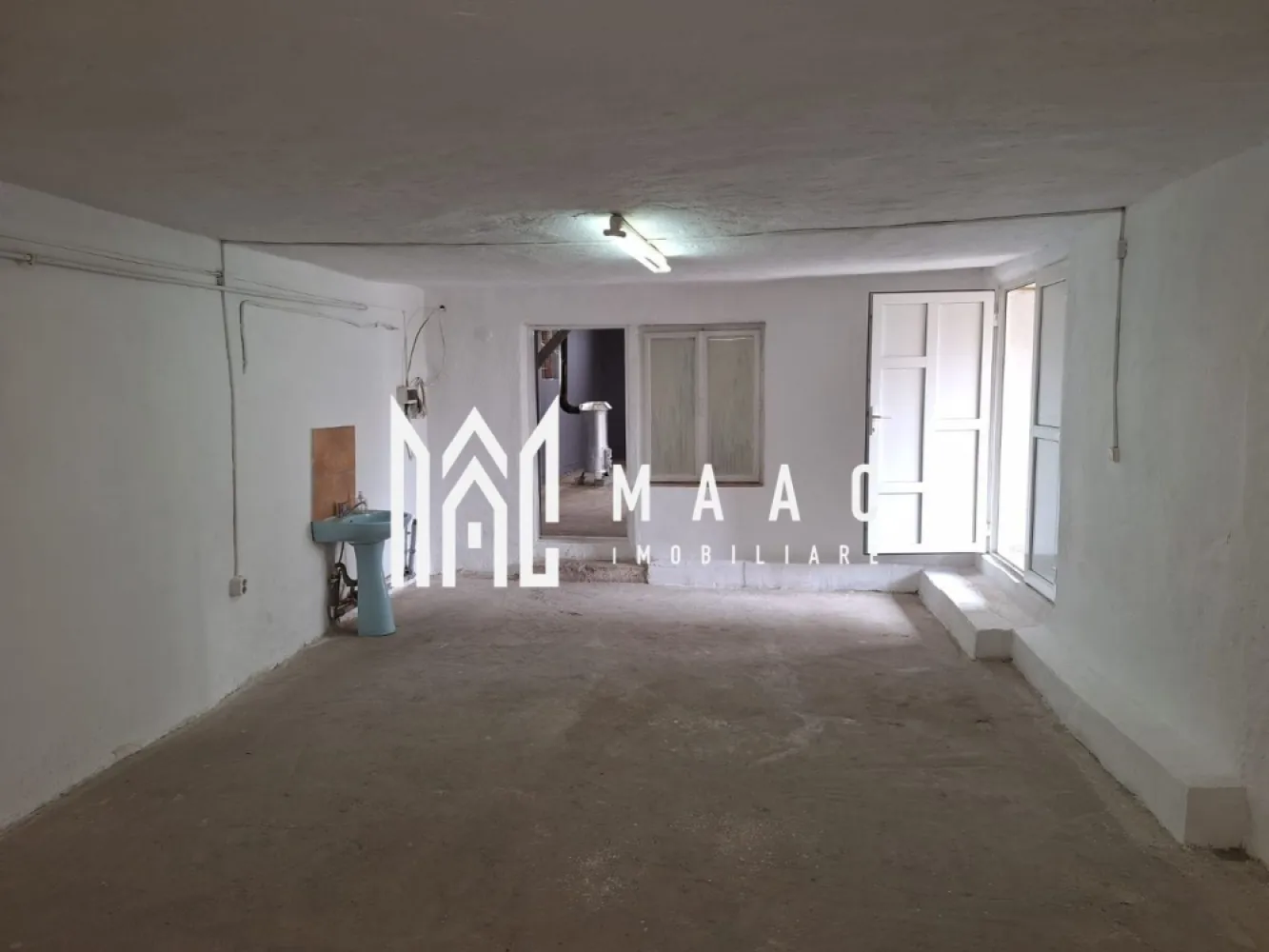 Spațiu de închiriat – 110 mp – Turnișor, Sibiu - MAAC Imobiliare va ofera spre inchiriere un spațiu cu suprafața utilă de 110 mp, situat în cartierul Turnișor din Sibiu, cu intrare separată din strada D.D. Roșca, ușor accesibil pentru activități comerciale sau de producție.

Spațiul este recent renovat și este compartimentat în două încăperi spațioase, oferind flexibilitate pentru diferite tipuri de activități.

Utilități disponibile:
apă
gaz
curent electric
posibilitate de încălzire și cu lemne

Datorită compartimentării și accesului facil, spațiul se pretează pentru diverse activități logistice, depozitare, producție, atelier sau alte activități comerciale.

În trecut, spațiul a funcționat ca atelier de tâmplărie, fiind potrivit pentru activități similare sau alte domenii care necesită spațiu de lucru generos.

Avantaje:
acces separat din stradă
suprafață generoasă – 110 mp
spațiu recent renovat
utilități complete
potrivit pentru mai multe tipuri de activități

Condiții de închiriere: Se percepe o garanție în cuantumul unei chirii lunare.
Pentru mai multe detalii și programarea unei vizionări, vă invităm să contactați Maac Imobiliare, specificând ID: CP2901998.