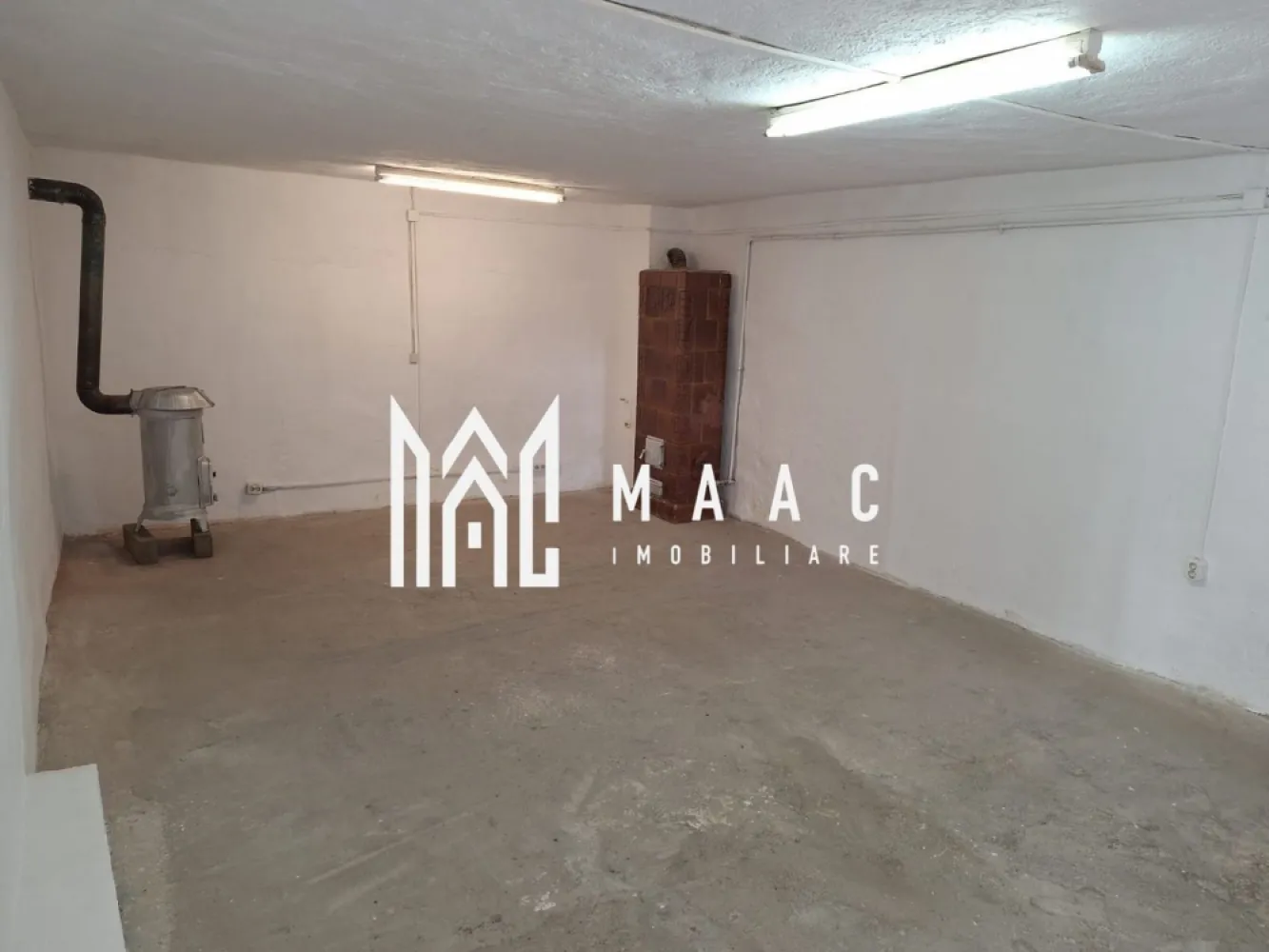 Spațiu de închiriat – 110 mp – Turnișor, Sibiu - MAAC Imobiliare va ofera spre inchiriere un spațiu cu suprafața utilă de 110 mp, situat în cartierul Turnișor din Sibiu, cu intrare separată din strada D.D. Roșca, ușor accesibil pentru activități comerciale sau de producție.

Spațiul este recent renovat și este compartimentat în două încăperi spațioase, oferind flexibilitate pentru diferite tipuri de activități.

Utilități disponibile:
apă
gaz
curent electric
posibilitate de încălzire și cu lemne

Datorită compartimentării și accesului facil, spațiul se pretează pentru diverse activități logistice, depozitare, producție, atelier sau alte activități comerciale.

În trecut, spațiul a funcționat ca atelier de tâmplărie, fiind potrivit pentru activități similare sau alte domenii care necesită spațiu de lucru generos.

Avantaje:
acces separat din stradă
suprafață generoasă – 110 mp
spațiu recent renovat
utilități complete
potrivit pentru mai multe tipuri de activități

Condiții de închiriere: Se percepe o garanție în cuantumul unei chirii lunare.
Pentru mai multe detalii și programarea unei vizionări, vă invităm să contactați Maac Imobiliare, specificând ID: CP2901998.