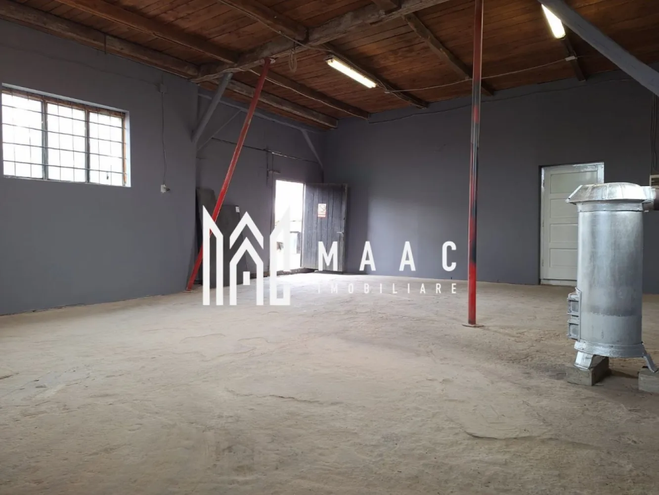 Spațiu de închiriat – 110 mp – Turnișor, Sibiu - MAAC Imobiliare va ofera spre inchiriere un spațiu cu suprafața utilă de 110 mp, situat în cartierul Turnișor din Sibiu, cu intrare separată din strada D.D. Roșca, ușor accesibil pentru activități comerciale sau de producție.

Spațiul este recent renovat și este compartimentat în două încăperi spațioase, oferind flexibilitate pentru diferite tipuri de activități.

Utilități disponibile:
apă
gaz
curent electric
posibilitate de încălzire și cu lemne

Datorită compartimentării și accesului facil, spațiul se pretează pentru diverse activități logistice, depozitare, producție, atelier sau alte activități comerciale.

În trecut, spațiul a funcționat ca atelier de tâmplărie, fiind potrivit pentru activități similare sau alte domenii care necesită spațiu de lucru generos.

Avantaje:
acces separat din stradă
suprafață generoasă – 110 mp
spațiu recent renovat
utilități complete
potrivit pentru mai multe tipuri de activități

Condiții de închiriere: Se percepe o garanție în cuantumul unei chirii lunare.
Pentru mai multe detalii și programarea unei vizionări, vă invităm să contactați Maac Imobiliare, specificând ID: CP2901998.