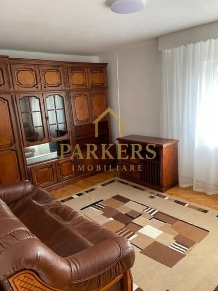 Apartament cu 2 dormitoare de vânzare, balcon închis, zona Mărăști - Parkers Imobiliare vă propune spre vânzare un apartament cu 3 camere, situat în cartierul Mărăști, în zona străzii Fabricii de Zahăr, o locație bine conectată la principalele puncte de interes ale orașului și la mijloacele de transport în comun.

Apartamentul este amplasat la parterul unui imobil cu 4 etaje și beneficiază de o compartimentare decomandată, oferind confort și funcționalitate pentru viitorii proprietari.

Detalii proprietate:
- Suprafață utilă: 53 mp
- Balcon: aprox. 4 mp
- Etaj: parter din 4
- An construcție: 1989
- Compartimentare: decomandată

Proprietatea se vinde mobilată și utilată, fiind pregătită pentru mutare imediată. Apartamentul dispune de centrală termică proprie și ferestre PVC cu geam termopan, oferind confort termic și eficiență energetică.

Compartimentare:
- 2 dormitoare
- living cu bucătărie
- baie
- balcon

Avantaje:
- bloc renovat, cu acces securizat prin interfon
- hidroizolația acoperișului refăcută în 2025
- zonă bine deservită de transport public
- apropiere de magazine, servicii și alte puncte de interes

Proprietatea este disponibilă imediat, fiind o alegere potrivită atât pentru locuință proprie, cât și pentru investiție.