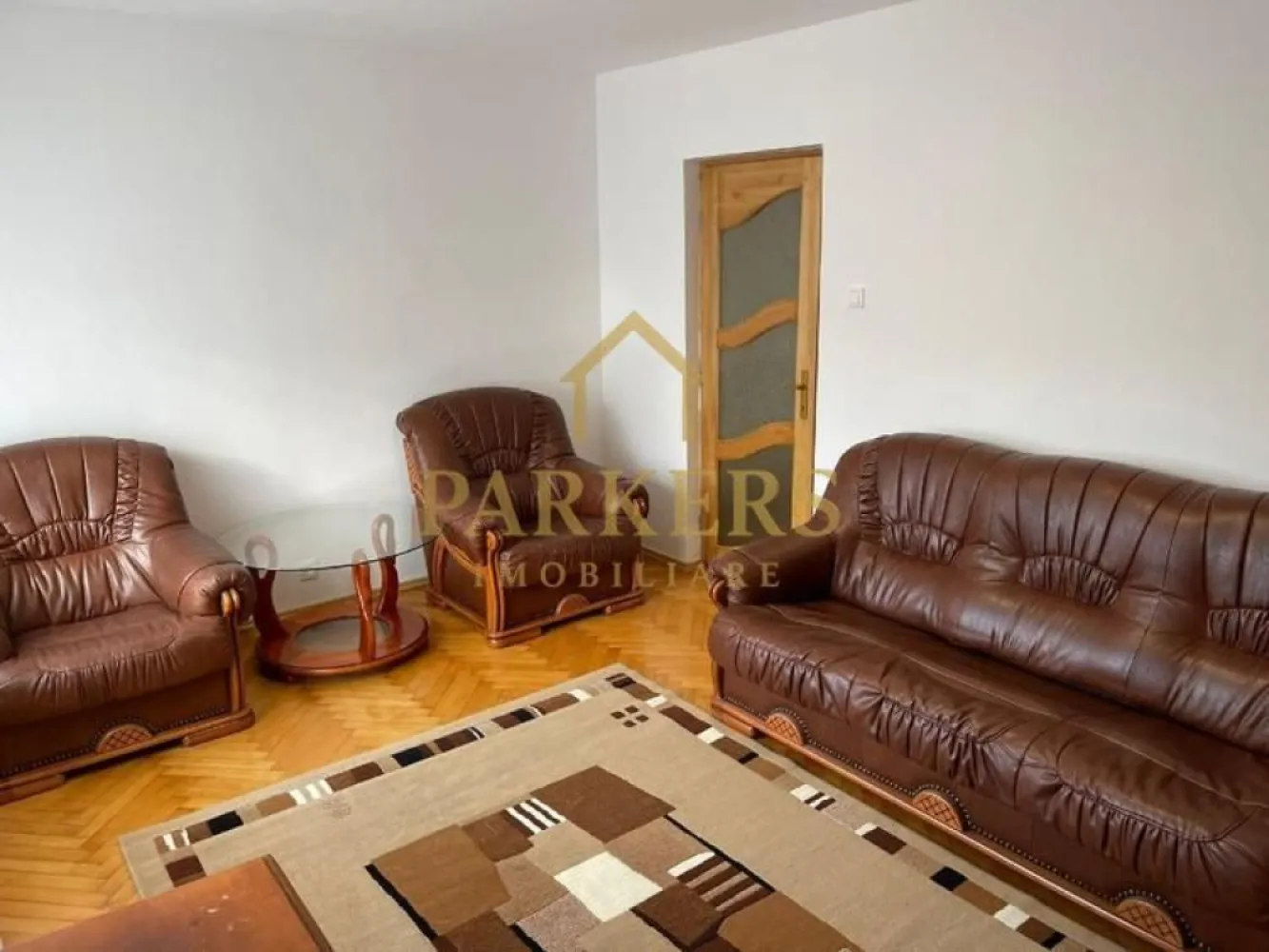 Apartament cu 2 dormitoare de vânzare, balcon închis, zona Mărăști - Parkers Imobiliare vă propune spre vânzare un apartament cu 3 camere, situat în cartierul Mărăști, în zona străzii Fabricii de Zahăr, o locație bine conectată la principalele puncte de interes ale orașului și la mijloacele de transport în comun.

Apartamentul este amplasat la parterul unui imobil cu 4 etaje și beneficiază de o compartimentare decomandată, oferind confort și funcționalitate pentru viitorii proprietari.

Detalii proprietate:
- Suprafață utilă: 53 mp
- Balcon: aprox. 4 mp
- Etaj: parter din 4
- An construcție: 1989
- Compartimentare: decomandată

Proprietatea se vinde mobilată și utilată, fiind pregătită pentru mutare imediată. Apartamentul dispune de centrală termică proprie și ferestre PVC cu geam termopan, oferind confort termic și eficiență energetică.

Compartimentare:
- 2 dormitoare
- living cu bucătărie
- baie
- balcon

Avantaje:
- bloc renovat, cu acces securizat prin interfon
- hidroizolația acoperișului refăcută în 2025
- zonă bine deservită de transport public
- apropiere de magazine, servicii și alte puncte de interes

Proprietatea este disponibilă imediat, fiind o alegere potrivită atât pentru locuință proprie, cât și pentru investiție.