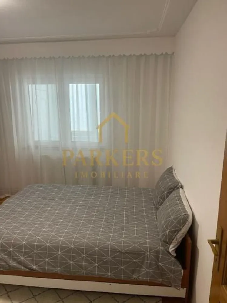 Apartament cu 2 dormitoare de vânzare, balcon închis, zona Mărăști - Parkers Imobiliare vă propune spre vânzare un apartament cu 3 camere, situat în cartierul Mărăști, în zona străzii Fabricii de Zahăr, o locație bine conectată la principalele puncte de interes ale orașului și la mijloacele de transport în comun.

Apartamentul este amplasat la parterul unui imobil cu 4 etaje și beneficiază de o compartimentare decomandată, oferind confort și funcționalitate pentru viitorii proprietari.

Detalii proprietate:
- Suprafață utilă: 53 mp
- Balcon: aprox. 4 mp
- Etaj: parter din 4
- An construcție: 1989
- Compartimentare: decomandată

Proprietatea se vinde mobilată și utilată, fiind pregătită pentru mutare imediată. Apartamentul dispune de centrală termică proprie și ferestre PVC cu geam termopan, oferind confort termic și eficiență energetică.

Compartimentare:
- 2 dormitoare
- living cu bucătărie
- baie
- balcon

Avantaje:
- bloc renovat, cu acces securizat prin interfon
- hidroizolația acoperișului refăcută în 2025
- zonă bine deservită de transport public
- apropiere de magazine, servicii și alte puncte de interes

Proprietatea este disponibilă imediat, fiind o alegere potrivită atât pentru locuință proprie, cât și pentru investiție.