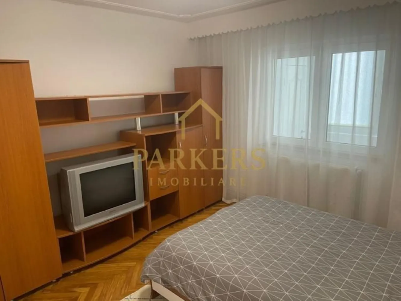 Apartament cu 2 dormitoare de vânzare, balcon închis, zona Mărăști - Parkers Imobiliare vă propune spre vânzare un apartament cu 3 camere, situat în cartierul Mărăști, în zona străzii Fabricii de Zahăr, o locație bine conectată la principalele puncte de interes ale orașului și la mijloacele de transport în comun.

Apartamentul este amplasat la parterul unui imobil cu 4 etaje și beneficiază de o compartimentare decomandată, oferind confort și funcționalitate pentru viitorii proprietari.

Detalii proprietate:
- Suprafață utilă: 53 mp
- Balcon: aprox. 4 mp
- Etaj: parter din 4
- An construcție: 1989
- Compartimentare: decomandată

Proprietatea se vinde mobilată și utilată, fiind pregătită pentru mutare imediată. Apartamentul dispune de centrală termică proprie și ferestre PVC cu geam termopan, oferind confort termic și eficiență energetică.

Compartimentare:
- 2 dormitoare
- living cu bucătărie
- baie
- balcon

Avantaje:
- bloc renovat, cu acces securizat prin interfon
- hidroizolația acoperișului refăcută în 2025
- zonă bine deservită de transport public
- apropiere de magazine, servicii și alte puncte de interes

Proprietatea este disponibilă imediat, fiind o alegere potrivită atât pentru locuință proprie, cât și pentru investiție.