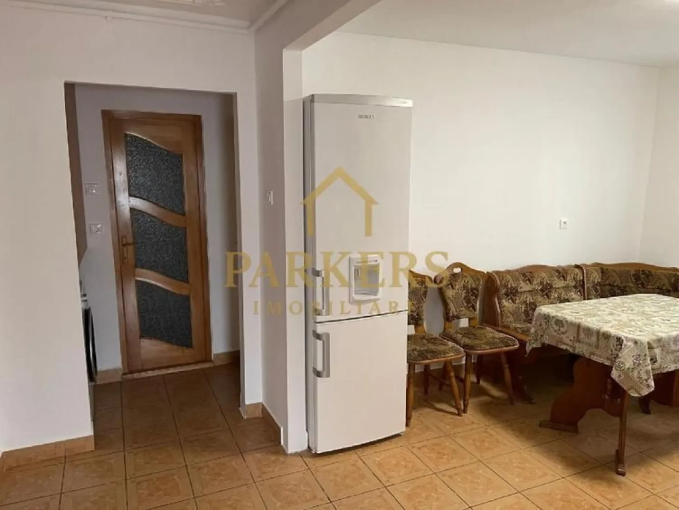 Apartament cu 2 dormitoare de vânzare, balcon închis, zona Mărăști - Parkers Imobiliare vă propune spre vânzare un apartament cu 3 camere, situat în cartierul Mărăști, în zona străzii Fabricii de Zahăr, o locație bine conectată la principalele puncte de interes ale orașului și la mijloacele de transport în comun.

Apartamentul este amplasat la parterul unui imobil cu 4 etaje și beneficiază de o compartimentare decomandată, oferind confort și funcționalitate pentru viitorii proprietari.

Detalii proprietate:
- Suprafață utilă: 53 mp
- Balcon: aprox. 4 mp
- Etaj: parter din 4
- An construcție: 1989
- Compartimentare: decomandată

Proprietatea se vinde mobilată și utilată, fiind pregătită pentru mutare imediată. Apartamentul dispune de centrală termică proprie și ferestre PVC cu geam termopan, oferind confort termic și eficiență energetică.

Compartimentare:
- 2 dormitoare
- living cu bucătărie
- baie
- balcon

Avantaje:
- bloc renovat, cu acces securizat prin interfon
- hidroizolația acoperișului refăcută în 2025
- zonă bine deservită de transport public
- apropiere de magazine, servicii și alte puncte de interes

Proprietatea este disponibilă imediat, fiind o alegere potrivită atât pentru locuință proprie, cât și pentru investiție.