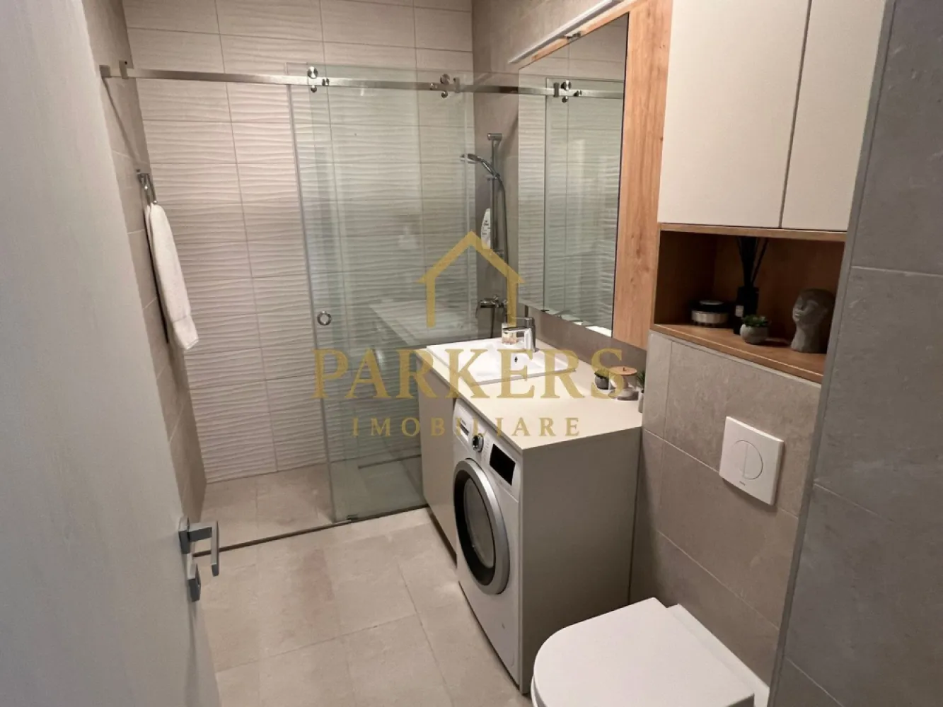 Apartament modern 2 camere și grădină proprie, semicentral-Record Park - Parkers Imobiliare vă propune spre vânzare un apartament deosebit cu 2 camere, situat în incinta ansamblului rezidențial Record Park, una dintre cele mai apreciate și căutate zone semicentrale din Cluj-Napoca, cu acces rapid către centrul orașului și principalele puncte de interes.

Apartamentul impresionează prin designul interior realizat cu ajutorul unui designer, finisajele atent alese și compartimentarea eficientă, care oferă un spațiu modern, confortabil și bine organizat.

Detalii proprietate:
- Suprafață utilă: 57 mp
- Grădină proprie: 77 mp
- Compartimentare: living cu bucătărie, dormitor matrimonial, hol, baie
- Design interior realizat cu ajutorul unui designer
- Spații de depozitare integrate inteligent

Unul dintre principalele atuuri ale proprietății este grădina proprie de 77 mp, un spațiu generos și rar întâlnit în această zonă. Aceasta include o terasă amenajată cu deck din lemn, ideală pentru relaxare, socializare sau momente petrecute în aer liber.

Parcare:
- loc de parcare subteran disponibil
- spațiu suplimentar de depozitare tip dulap metalic cu închidere jaluzea
- preț: 25.000 euro
- achiziția parcării nu este obligatorie

Avantaje ale zonei:
- ansamblu rezidențial modern și apreciat
- aproximativ 1 km de Piața Mihai Viteazu
- acces rapid către centru, universități și mijloace de transport
-apropiere de magazine, restaurante și servicii

Dacă îți dorești confortul unui apartament modern, aproape de inima orașului, dar cu intimitatea și relaxarea oferite de o grădină proprie, această proprietate poate fi alegerea ideală.