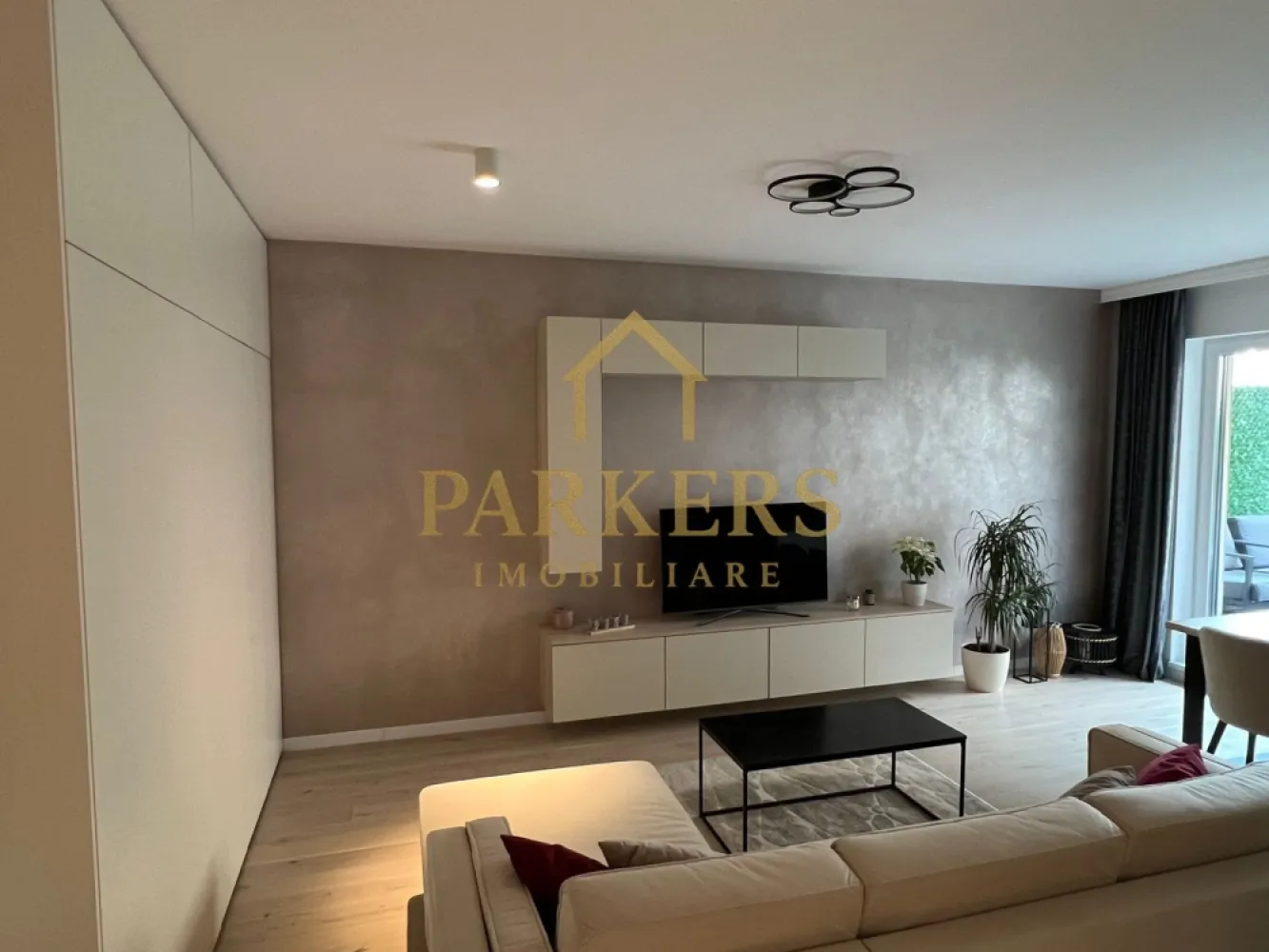 Apartament modern 2 camere și grădină proprie, semicentral-Record Park - Parkers Imobiliare vă propune spre vânzare un apartament deosebit cu 2 camere, situat în incinta ansamblului rezidențial Record Park, una dintre cele mai apreciate și căutate zone semicentrale din Cluj-Napoca, cu acces rapid către centrul orașului și principalele puncte de interes.

Apartamentul impresionează prin designul interior realizat cu ajutorul unui designer, finisajele atent alese și compartimentarea eficientă, care oferă un spațiu modern, confortabil și bine organizat.

Detalii proprietate:
- Suprafață utilă: 57 mp
- Grădină proprie: 77 mp
- Compartimentare: living cu bucătărie, dormitor matrimonial, hol, baie
- Design interior realizat cu ajutorul unui designer
- Spații de depozitare integrate inteligent

Unul dintre principalele atuuri ale proprietății este grădina proprie de 77 mp, un spațiu generos și rar întâlnit în această zonă. Aceasta include o terasă amenajată cu deck din lemn, ideală pentru relaxare, socializare sau momente petrecute în aer liber.

Parcare:
- loc de parcare subteran disponibil
- spațiu suplimentar de depozitare tip dulap metalic cu închidere jaluzea
- preț: 25.000 euro
- achiziția parcării nu este obligatorie

Avantaje ale zonei:
- ansamblu rezidențial modern și apreciat
- aproximativ 1 km de Piața Mihai Viteazu
- acces rapid către centru, universități și mijloace de transport
-apropiere de magazine, restaurante și servicii

Dacă îți dorești confortul unui apartament modern, aproape de inima orașului, dar cu intimitatea și relaxarea oferite de o grădină proprie, această proprietate poate fi alegerea ideală.
