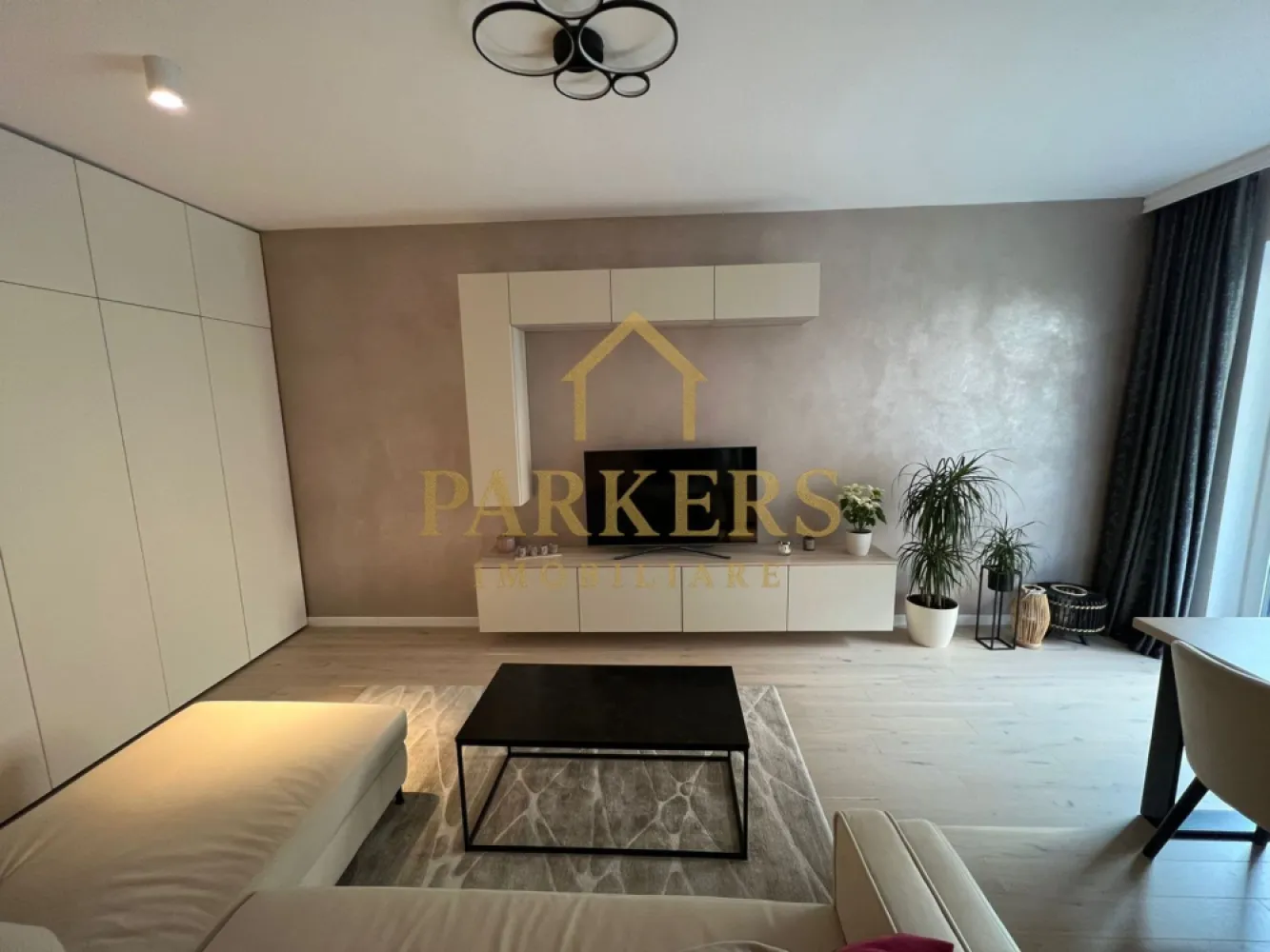Apartament modern 2 camere și grădină proprie, semicentral-Record Park - Parkers Imobiliare vă propune spre vânzare un apartament deosebit cu 2 camere, situat în incinta ansamblului rezidențial Record Park, una dintre cele mai apreciate și căutate zone semicentrale din Cluj-Napoca, cu acces rapid către centrul orașului și principalele puncte de interes.

Apartamentul impresionează prin designul interior realizat cu ajutorul unui designer, finisajele atent alese și compartimentarea eficientă, care oferă un spațiu modern, confortabil și bine organizat.

Detalii proprietate:
- Suprafață utilă: 57 mp
- Grădină proprie: 77 mp
- Compartimentare: living cu bucătărie, dormitor matrimonial, hol, baie
- Design interior realizat cu ajutorul unui designer
- Spații de depozitare integrate inteligent

Unul dintre principalele atuuri ale proprietății este grădina proprie de 77 mp, un spațiu generos și rar întâlnit în această zonă. Aceasta include o terasă amenajată cu deck din lemn, ideală pentru relaxare, socializare sau momente petrecute în aer liber.

Parcare:
- loc de parcare subteran disponibil
- spațiu suplimentar de depozitare tip dulap metalic cu închidere jaluzea
- preț: 25.000 euro
- achiziția parcării nu este obligatorie

Avantaje ale zonei:
- ansamblu rezidențial modern și apreciat
- aproximativ 1 km de Piața Mihai Viteazu
- acces rapid către centru, universități și mijloace de transport
-apropiere de magazine, restaurante și servicii

Dacă îți dorești confortul unui apartament modern, aproape de inima orașului, dar cu intimitatea și relaxarea oferite de o grădină proprie, această proprietate poate fi alegerea ideală.