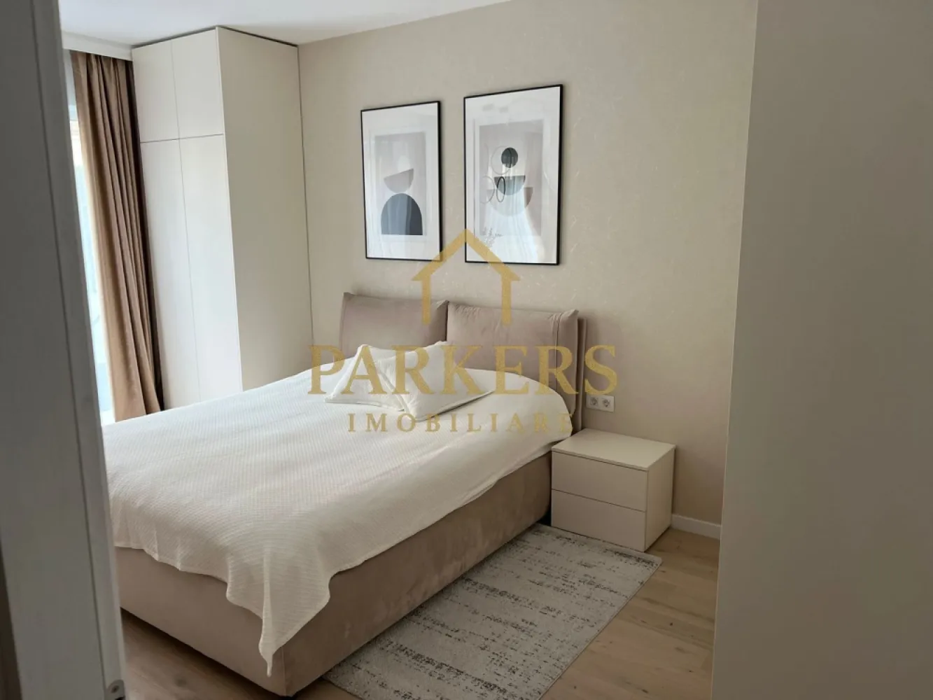 Apartament modern 2 camere și grădină proprie, semicentral-Record Park - Parkers Imobiliare vă propune spre vânzare un apartament deosebit cu 2 camere, situat în incinta ansamblului rezidențial Record Park, una dintre cele mai apreciate și căutate zone semicentrale din Cluj-Napoca, cu acces rapid către centrul orașului și principalele puncte de interes.

Apartamentul impresionează prin designul interior realizat cu ajutorul unui designer, finisajele atent alese și compartimentarea eficientă, care oferă un spațiu modern, confortabil și bine organizat.

Detalii proprietate:
- Suprafață utilă: 57 mp
- Grădină proprie: 77 mp
- Compartimentare: living cu bucătărie, dormitor matrimonial, hol, baie
- Design interior realizat cu ajutorul unui designer
- Spații de depozitare integrate inteligent

Unul dintre principalele atuuri ale proprietății este grădina proprie de 77 mp, un spațiu generos și rar întâlnit în această zonă. Aceasta include o terasă amenajată cu deck din lemn, ideală pentru relaxare, socializare sau momente petrecute în aer liber.

Parcare:
- loc de parcare subteran disponibil
- spațiu suplimentar de depozitare tip dulap metalic cu închidere jaluzea
- preț: 25.000 euro
- achiziția parcării nu este obligatorie

Avantaje ale zonei:
- ansamblu rezidențial modern și apreciat
- aproximativ 1 km de Piața Mihai Viteazu
- acces rapid către centru, universități și mijloace de transport
-apropiere de magazine, restaurante și servicii

Dacă îți dorești confortul unui apartament modern, aproape de inima orașului, dar cu intimitatea și relaxarea oferite de o grădină proprie, această proprietate poate fi alegerea ideală.