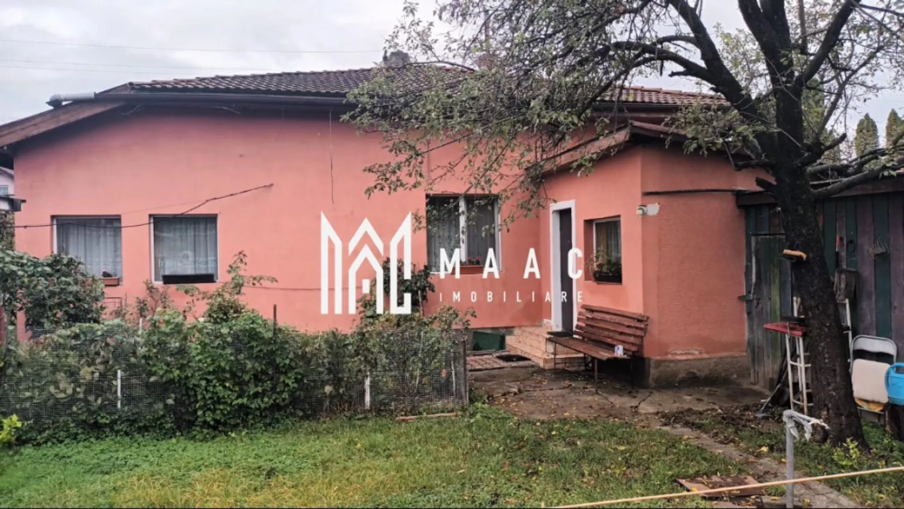 Casă de vânzare I 170 MPU I teren 1200 mp I zonă ultracentrală - Tălmaciu - MAAC Imobiliare va propune spre vanzare o casă spațioasă situată ultracentral în Tălmaciu, într-o zonă liniștită și bine poziționată, aproape de principalele puncte de interes ale orașului: centrul comercial, parc, liceu, biserică, centru medical și ștrand.

Suprafața utilă a casei este de 170 mp, iar proprietatea beneficiază de un teren generos de 1200 mp, care oferă multiple posibilități de amenajare pentru grădină, livadă sau zonă de relaxare.

Compartimentare:
4 camere decomandate
bucătărie
baie mare cu cadă
2 cămări pentru depozitare
casa scării cu acces la pod mansardabil

Podul este mansardabil, oferind posibilitatea extinderii spațiului locuibil.

Utilități și dotări:
apă
curent electric
gaz
încălzire prin centrală termică proprie

Dependințe:
garaj
spații suplimentare de depozitare

Casa se vinde complet mobilată și utilată. Imobilul se află într-o stare foarte bună de întreținere și nu necesită reparații, doar eventuale modernizări după preferințele viitorilor proprietari.
Proprietatea este ideală pentru o familie care își dorește spațiu generos, liniște și o poziționare centrală.
Pentru mai multe detalii si programarea unei vizionari va rugam sa specificati ID: CP2811491.
