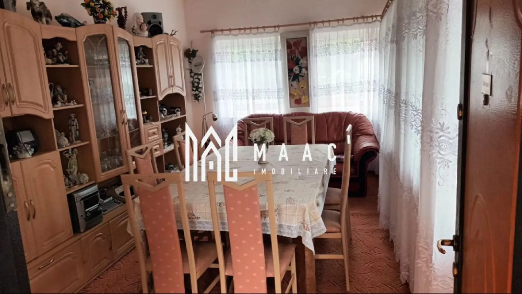 Casă de vânzare I 170 MPU I teren 1200 mp I zonă ultracentrală - Tălmaciu - MAAC Imobiliare va propune spre vanzare o casă spațioasă situată ultracentral în Tălmaciu, într-o zonă liniștită și bine poziționată, aproape de principalele puncte de interes ale orașului: centrul comercial, parc, liceu, biserică, centru medical și ștrand.

Suprafața utilă a casei este de 170 mp, iar proprietatea beneficiază de un teren generos de 1200 mp, care oferă multiple posibilități de amenajare pentru grădină, livadă sau zonă de relaxare.

Compartimentare:
4 camere decomandate
bucătărie
baie mare cu cadă
2 cămări pentru depozitare
casa scării cu acces la pod mansardabil

Podul este mansardabil, oferind posibilitatea extinderii spațiului locuibil.

Utilități și dotări:
apă
curent electric
gaz
încălzire prin centrală termică proprie

Dependințe:
garaj
spații suplimentare de depozitare

Casa se vinde complet mobilată și utilată. Imobilul se află într-o stare foarte bună de întreținere și nu necesită reparații, doar eventuale modernizări după preferințele viitorilor proprietari.
Proprietatea este ideală pentru o familie care își dorește spațiu generos, liniște și o poziționare centrală.
Pentru mai multe detalii si programarea unei vizionari va rugam sa specificati ID: CP2811491.