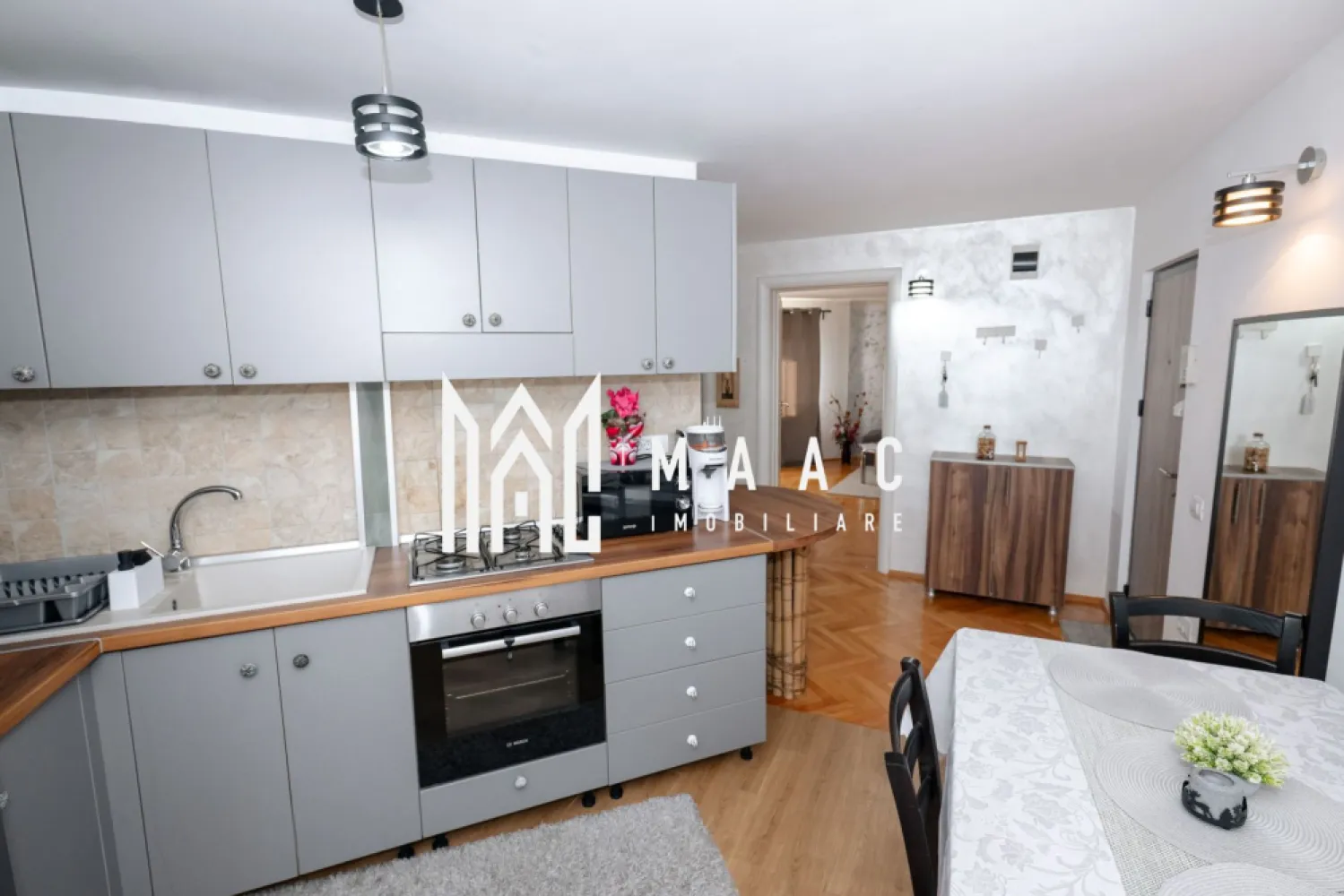 Apartament 2 camere | Centrala Proprie | Mobilat - ID proprietate: CP2958217 MAAC Imobiliare vă propune spre vânzare un apartament decomandat cu 2 camere, situat în Cartier Nord – Str. Doctor Hacman, Râmnicu Vâlcea, într-o zonă apreciată a orașului, cu acces rapid către magazine, transport și Shopping City Râmnicu Vâlcea. Apartamentul este situat la etajul 4 din 4 al unui bloc construit în 1987, prevăzut cu acoperiș și pod, iar pe palier se află doar două apartamente, oferind mai multă liniște și intimitate. Locuința are orientare Sud-Est, cu vedere către oraș, beneficiind de lumină naturală pe tot parcursul zilei. Suprafață: 49 mp utili 53 mp utili cu balcon Compartimentare: living spațios dormitor bucătărie separată, complet mobilată baie renovată integral, prevăzută cu cabină de duș balcon închis cu tâmplărie termopan, cu vedere către Shopping City Râmnicu Vâlcea Dotări și beneficii: se vinde complet mobilat și utilat centrală termică proprie aer condiționat pereți finisați cu vopsea decorativă baie renovată integral bloc cu acoperiș și pod disponibil în cel mai scurt timp Apartamentul este potrivit atât pentru locuință personală, cât și pentru investiție, datorită poziționării și compartimentării eficiente. Pentru mai multe informații sau programarea unei vizionări, vă stăm la dispoziție. MAAC Imobiliare.