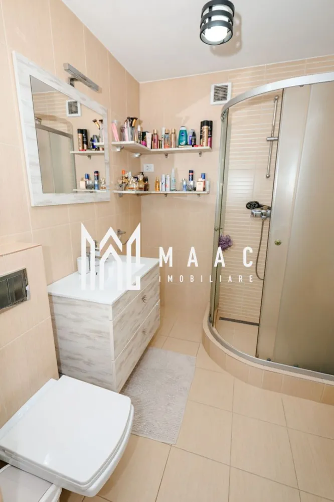 Apartament 2 camere | Centrala Proprie | Mobilat - ID proprietate: CP2958217 MAAC Imobiliare vă propune spre vânzare un apartament decomandat cu 2 camere, situat în Cartier Nord – Str. Doctor Hacman, Râmnicu Vâlcea, într-o zonă apreciată a orașului, cu acces rapid către magazine, transport și Shopping City Râmnicu Vâlcea. Apartamentul este situat la etajul 4 din 4 al unui bloc construit în 1987, prevăzut cu acoperiș și pod, iar pe palier se află doar două apartamente, oferind mai multă liniște și intimitate. Locuința are orientare Sud-Est, cu vedere către oraș, beneficiind de lumină naturală pe tot parcursul zilei. Suprafață: 49 mp utili 53 mp utili cu balcon Compartimentare: living spațios dormitor bucătărie separată, complet mobilată baie renovată integral, prevăzută cu cabină de duș balcon închis cu tâmplărie termopan, cu vedere către Shopping City Râmnicu Vâlcea Dotări și beneficii: se vinde complet mobilat și utilat centrală termică proprie aer condiționat pereți finisați cu vopsea decorativă baie renovată integral bloc cu acoperiș și pod disponibil în cel mai scurt timp Apartamentul este potrivit atât pentru locuință personală, cât și pentru investiție, datorită poziționării și compartimentării eficiente. Pentru mai multe informații sau programarea unei vizionări, vă stăm la dispoziție. MAAC Imobiliare.