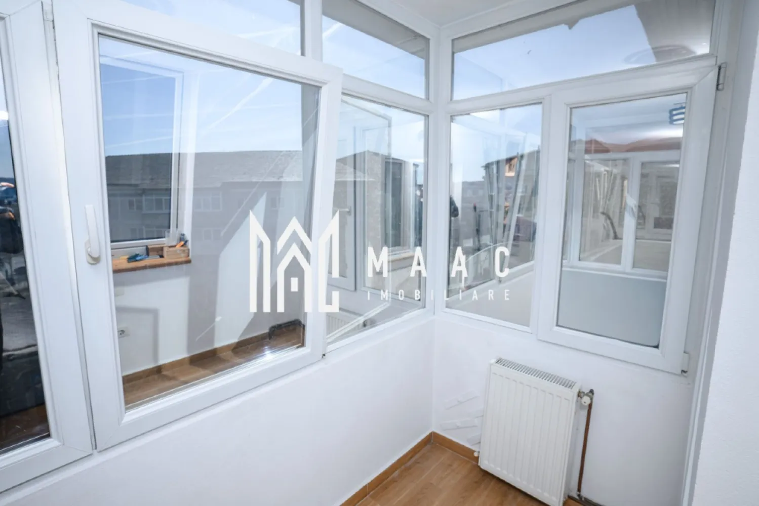 Apartament 2 camere | Centrala Proprie | Mobilat - ID proprietate: CP2958217 MAAC Imobiliare vă propune spre vânzare un apartament decomandat cu 2 camere, situat în Cartier Nord – Str. Doctor Hacman, Râmnicu Vâlcea, într-o zonă apreciată a orașului, cu acces rapid către magazine, transport și Shopping City Râmnicu Vâlcea. Apartamentul este situat la etajul 4 din 4 al unui bloc construit în 1987, prevăzut cu acoperiș și pod, iar pe palier se află doar două apartamente, oferind mai multă liniște și intimitate. Locuința are orientare Sud-Est, cu vedere către oraș, beneficiind de lumină naturală pe tot parcursul zilei. Suprafață: 49 mp utili 53 mp utili cu balcon Compartimentare: living spațios dormitor bucătărie separată, complet mobilată baie renovată integral, prevăzută cu cabină de duș balcon închis cu tâmplărie termopan, cu vedere către Shopping City Râmnicu Vâlcea Dotări și beneficii: se vinde complet mobilat și utilat centrală termică proprie aer condiționat pereți finisați cu vopsea decorativă baie renovată integral bloc cu acoperiș și pod disponibil în cel mai scurt timp Apartamentul este potrivit atât pentru locuință personală, cât și pentru investiție, datorită poziționării și compartimentării eficiente. Pentru mai multe informații sau programarea unei vizionări, vă stăm la dispoziție. MAAC Imobiliare.