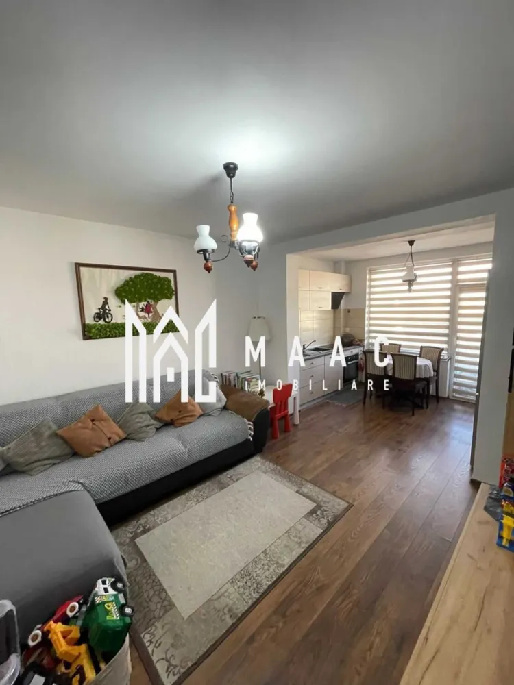 Apartament decomandat de vânzare I 3 camere I 56 MPU I Cartierul Arhitecțil - MAAC Imobiliare va propune spre vanzare un apartament decomandat cu 3 camere, situat în Cartierul Arhitecților din Sibiu, într-un imobil cochet cu regim redus de înălțime, cu doar 3 etaje și 7 apartamente pe scară.

Apartamentul este amplasat la etajul 3 și reprezintă singura locuință de pe palier, oferind un plus de intimitate și liniște. De asemenea, există posibilitatea de utilizare a spațiului de deasupra apartamentului.

Suprafața utilă a apartamentului este de 56 mp, la care se adaugă un balcon.

Compartimentare:
living open-space cu bucătăria, cu posibilitatea de a fi separat și închis
2 dormitoare
hol generos cu acces în toate încăperile
baie principală
baie de serviciu transformată în debara, ideală pentru depozitare
balcon

Zona Arhitecților oferă numeroase facilități:

Acces rapid către oraș prin Calea Cisnădiei
Străzi asfaltate și iluminat public
Stație de autobuz în apropiere
Supermarketuri și alte magazine mixte
În apropiere se află benzinărie Euroil, bancă, școală generală, fast-food și farmacie.
Cartier în dezvoltare, cu infrastructură nouă și vecinătate selectă

Apartamentul este ideal atât pentru locuință personală, cât și pentru investiție.
Pentru mai multe detalii, vă rugăm să menționați telefonic ID-ul anunțului: CP2825592.