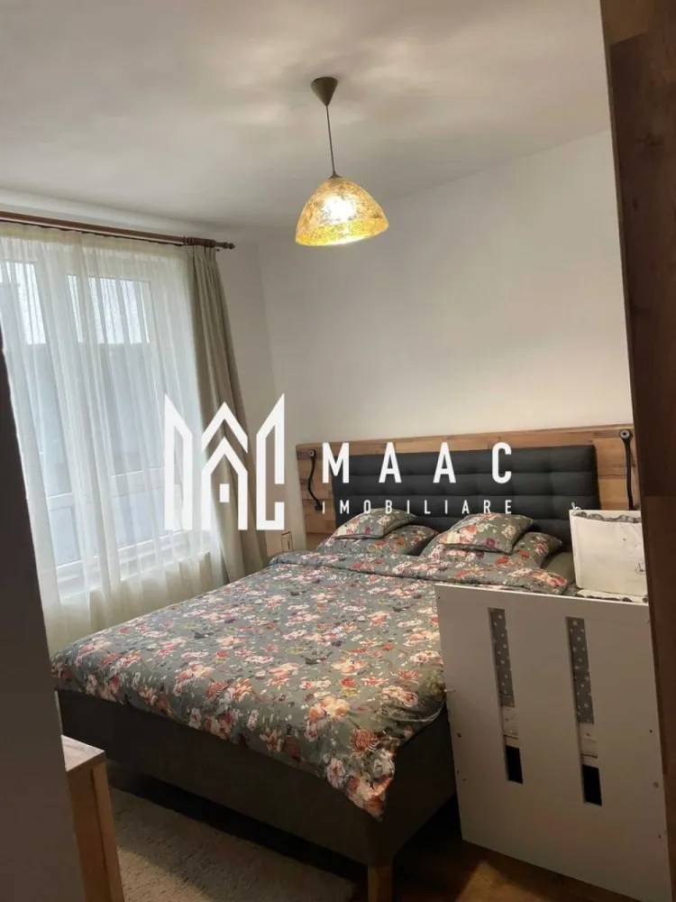 Apartament decomandat de vânzare I 3 camere I 56 MPU I Cartierul Arhitecțil - MAAC Imobiliare va propune spre vanzare un apartament decomandat cu 3 camere, situat în Cartierul Arhitecților din Sibiu, într-un imobil cochet cu regim redus de înălțime, cu doar 3 etaje și 7 apartamente pe scară.

Apartamentul este amplasat la etajul 3 și reprezintă singura locuință de pe palier, oferind un plus de intimitate și liniște. De asemenea, există posibilitatea de utilizare a spațiului de deasupra apartamentului.

Suprafața utilă a apartamentului este de 56 mp, la care se adaugă un balcon.

Compartimentare:
living open-space cu bucătăria, cu posibilitatea de a fi separat și închis
2 dormitoare
hol generos cu acces în toate încăperile
baie principală
baie de serviciu transformată în debara, ideală pentru depozitare
balcon

Zona Arhitecților oferă numeroase facilități:

Acces rapid către oraș prin Calea Cisnădiei
Străzi asfaltate și iluminat public
Stație de autobuz în apropiere
Supermarketuri și alte magazine mixte
În apropiere se află benzinărie Euroil, bancă, școală generală, fast-food și farmacie.
Cartier în dezvoltare, cu infrastructură nouă și vecinătate selectă

Apartamentul este ideal atât pentru locuință personală, cât și pentru investiție.
Pentru mai multe detalii, vă rugăm să menționați telefonic ID-ul anunțului: CP2825592.