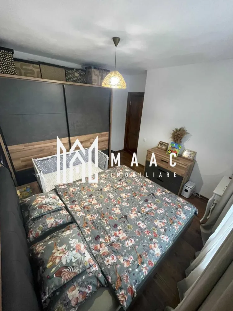 Apartament decomandat de vânzare I 3 camere I 56 MPU I Cartierul Arhitecțil - MAAC Imobiliare va propune spre vanzare un apartament decomandat cu 3 camere, situat în Cartierul Arhitecților din Sibiu, într-un imobil cochet cu regim redus de înălțime, cu doar 3 etaje și 7 apartamente pe scară.

Apartamentul este amplasat la etajul 3 și reprezintă singura locuință de pe palier, oferind un plus de intimitate și liniște. De asemenea, există posibilitatea de utilizare a spațiului de deasupra apartamentului.

Suprafața utilă a apartamentului este de 56 mp, la care se adaugă un balcon.

Compartimentare:
living open-space cu bucătăria, cu posibilitatea de a fi separat și închis
2 dormitoare
hol generos cu acces în toate încăperile
baie principală
baie de serviciu transformată în debara, ideală pentru depozitare
balcon

Zona Arhitecților oferă numeroase facilități:

Acces rapid către oraș prin Calea Cisnădiei
Străzi asfaltate și iluminat public
Stație de autobuz în apropiere
Supermarketuri și alte magazine mixte
În apropiere se află benzinărie Euroil, bancă, școală generală, fast-food și farmacie.
Cartier în dezvoltare, cu infrastructură nouă și vecinătate selectă

Apartamentul este ideal atât pentru locuință personală, cât și pentru investiție.
Pentru mai multe detalii, vă rugăm să menționați telefonic ID-ul anunțului: CP2825592.