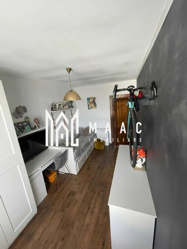 Apartament decomandat de vânzare I 3 camere I 56 MPU I Cartierul Arhitecțil - MAAC Imobiliare va propune spre vanzare un apartament decomandat cu 3 camere, situat în Cartierul Arhitecților din Sibiu, într-un imobil cochet cu regim redus de înălțime, cu doar 3 etaje și 7 apartamente pe scară.

Apartamentul este amplasat la etajul 3 și reprezintă singura locuință de pe palier, oferind un plus de intimitate și liniște. De asemenea, există posibilitatea de utilizare a spațiului de deasupra apartamentului.

Suprafața utilă a apartamentului este de 56 mp, la care se adaugă un balcon.

Compartimentare:
living open-space cu bucătăria, cu posibilitatea de a fi separat și închis
2 dormitoare
hol generos cu acces în toate încăperile
baie principală
baie de serviciu transformată în debara, ideală pentru depozitare
balcon

Zona Arhitecților oferă numeroase facilități:

Acces rapid către oraș prin Calea Cisnădiei
Străzi asfaltate și iluminat public
Stație de autobuz în apropiere
Supermarketuri și alte magazine mixte
În apropiere se află benzinărie Euroil, bancă, școală generală, fast-food și farmacie.
Cartier în dezvoltare, cu infrastructură nouă și vecinătate selectă

Apartamentul este ideal atât pentru locuință personală, cât și pentru investiție.
Pentru mai multe detalii, vă rugăm să menționați telefonic ID-ul anunțului: CP2825592.