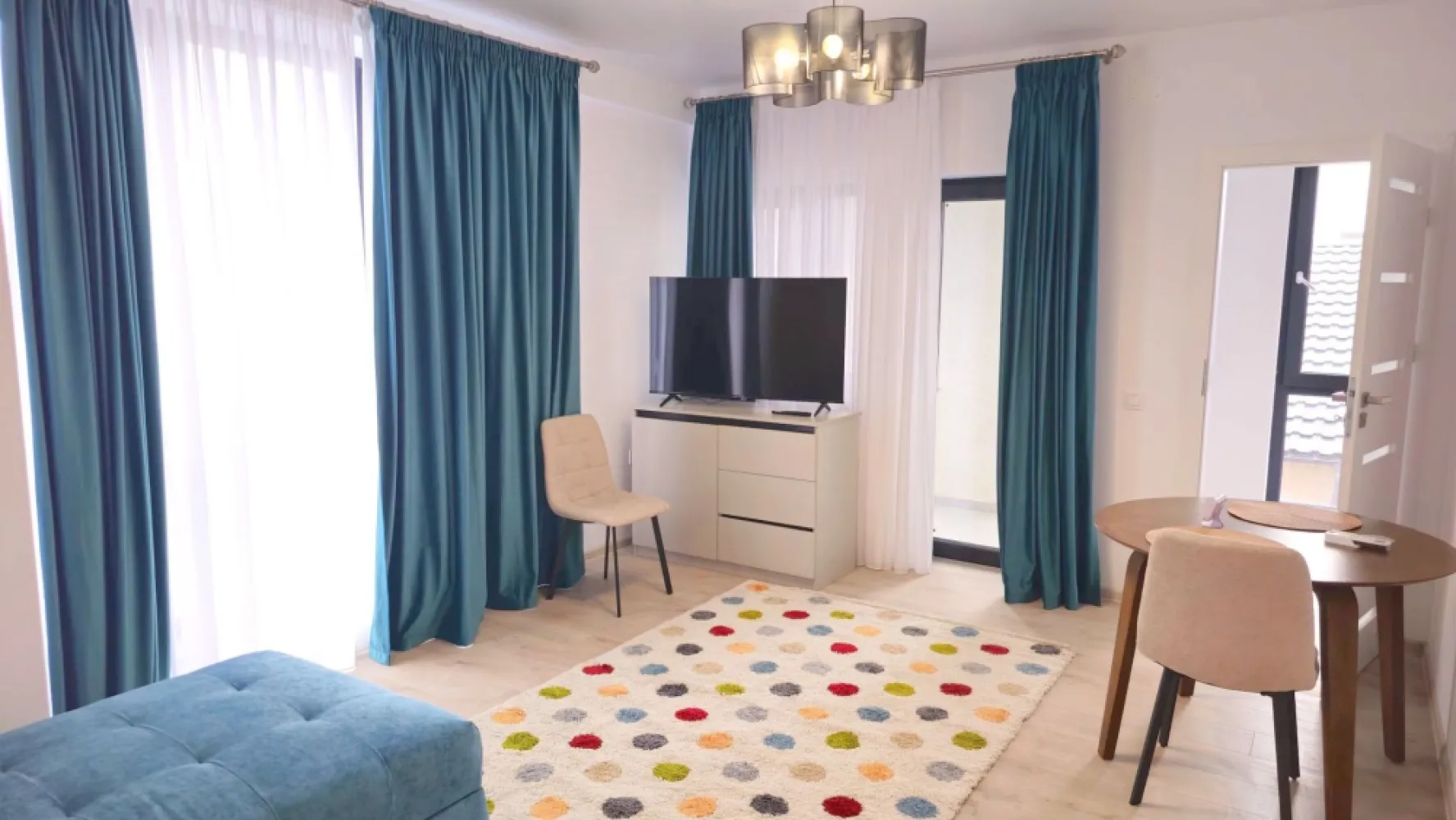 Apartament cu o camera, bloc nou - Prima inchiriere - Mag Invest va propune spre inchiriere un apartament cu 1 camera, situat intr-un bloc nou, modern, aflat la prima inchiriere. Locuinta este finisata si mobilata complet, cu materiale si dotari de calitate, oferind confort si un ambient placut. Apartamentul dispune de centrala termica proprie si sistem de incalzire in pardoseala, aer conditionat, gresie, faianta, parchet, tamplarie PVC cu geam termopan tripan, usi interioare MDF, tavane extensibile si izolatie termica exterioara. Suprafetele vitrate sunt generoase, oferind multa lumina naturala. Locuinta se inchiriaza mobilata si utilata complet, in stil modern, exact ca in fotografii, fiind dotata inclusiv cu uscator de rufe. Totul este nou, iar apartamentul nu a mai fost locuit de la momentul finalizarii lucrarilor, astfel incat viitorul chirias se va bucura de toate facilitatile in conditii impecabile. Apartamentul este situat la etajul 1 al unui imobil cu 3 etaje, bine pozitionat, in apropiere de mijloace de transport, magazine si alte puncte de interes. Proprietatea este libera si disponibila imediat. Se inchiriaza doar pentru perioada lunga, iar proprietarul isi rezerva dreptul de a-si selecta viitorul chirias. Nu se accepta persoane care detin animale de companie. La semnarea contractului de inchiriere se solicita: chiria pentru luna in curs, o luna garantie si comisionul agentiei pentru intermediere - 420 EURO +420 EURO+300 EURO Pentru detalii suplimentare si programarea unei vizionari: Mag Invest Telefon: 0746 252 252