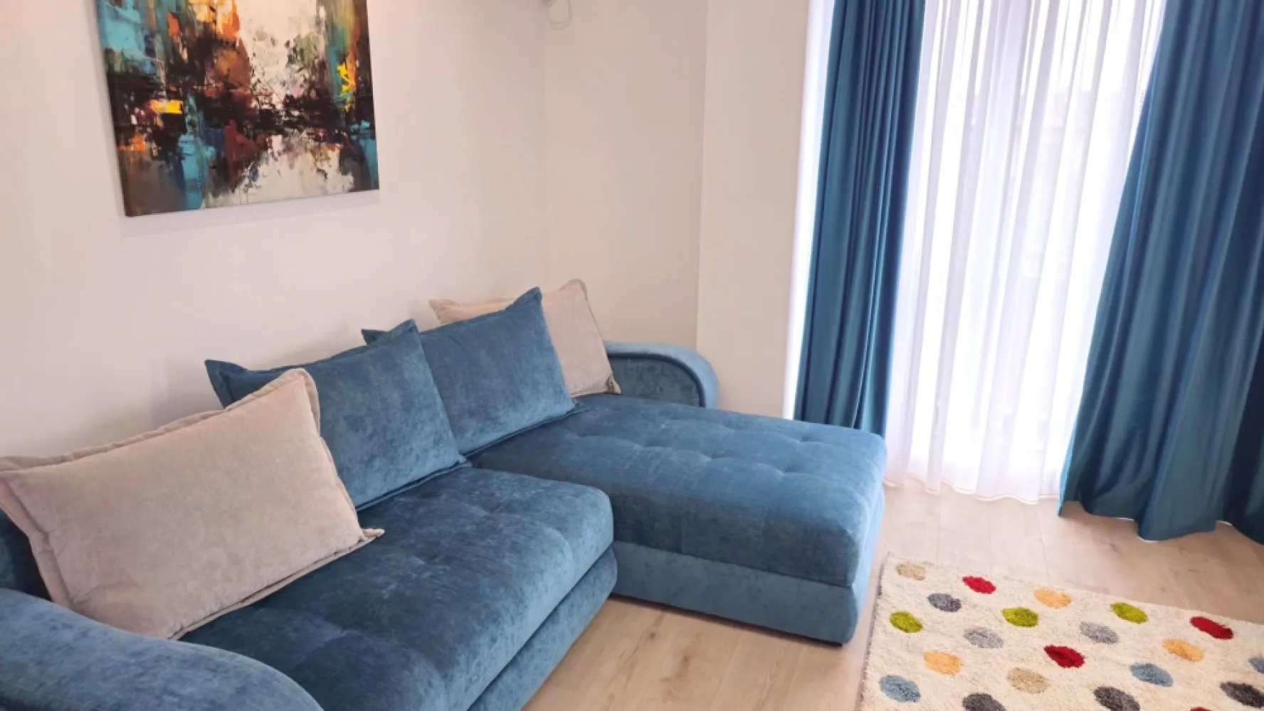 Apartament cu o camera, bloc nou - Prima inchiriere - Mag Invest va propune spre inchiriere un apartament cu 1 camera, situat intr-un bloc nou, modern, aflat la prima inchiriere. Locuinta este finisata si mobilata complet, cu materiale si dotari de calitate, oferind confort si un ambient placut. Apartamentul dispune de centrala termica proprie si sistem de incalzire in pardoseala, aer conditionat, gresie, faianta, parchet, tamplarie PVC cu geam termopan tripan, usi interioare MDF, tavane extensibile si izolatie termica exterioara. Suprafetele vitrate sunt generoase, oferind multa lumina naturala. Locuinta se inchiriaza mobilata si utilata complet, in stil modern, exact ca in fotografii, fiind dotata inclusiv cu uscator de rufe. Totul este nou, iar apartamentul nu a mai fost locuit de la momentul finalizarii lucrarilor, astfel incat viitorul chirias se va bucura de toate facilitatile in conditii impecabile. Apartamentul este situat la etajul 1 al unui imobil cu 3 etaje, bine pozitionat, in apropiere de mijloace de transport, magazine si alte puncte de interes. Proprietatea este libera si disponibila imediat. Se inchiriaza doar pentru perioada lunga, iar proprietarul isi rezerva dreptul de a-si selecta viitorul chirias. Nu se accepta persoane care detin animale de companie. La semnarea contractului de inchiriere se solicita: chiria pentru luna in curs, o luna garantie si comisionul agentiei pentru intermediere - 420 EURO +420 EURO+300 EURO Pentru detalii suplimentare si programarea unei vizionari: Mag Invest Telefon: 0746 252 252