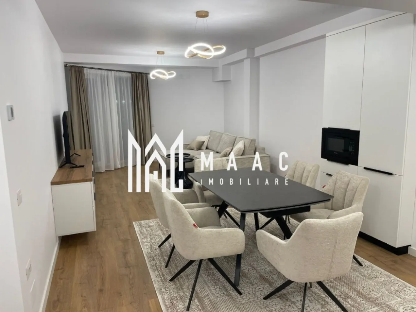 Apartament 2 camere decomandat | Șelimbăr | prima închiriere - Apartament de închiriat cu 2 camere decomandat în Șelimbăr, în ansamblul Evolution Residence, cu 60 mp utili, balcon și loc de parcare privat, disponibil la prima închiriere.

Detalii proprietate:
• Suprafață utilă: 60 mp
• Suprafață construită: 72 mp
• Compartimentare: 1 dormitor, living, bucătărie open-space, baie și balcon
• Etaj 2 din 10
• Imobil finalizat în 2022
• Stare interioară bună
• Complet mobilat și utilat
• Mașină de spălat rufe și mașină de spălat vase
• Mobilier și electrocasnice noi
• Loc de parcare privat inclus

Apartamentul este situat în ansamblul rezidențial Evolution Residence, un complex nou, apreciat pentru confortul locuirii. Zona oferă acces facil către principalele puncte de interes ale orașului și un cadru rezidențial liniștit, aflat în continuă dezvoltare.

Cod anunț CP3199606. Contactați echipa MAAC Imobiliare pentru detalii suplimentare și pentru a programa o vizionare.