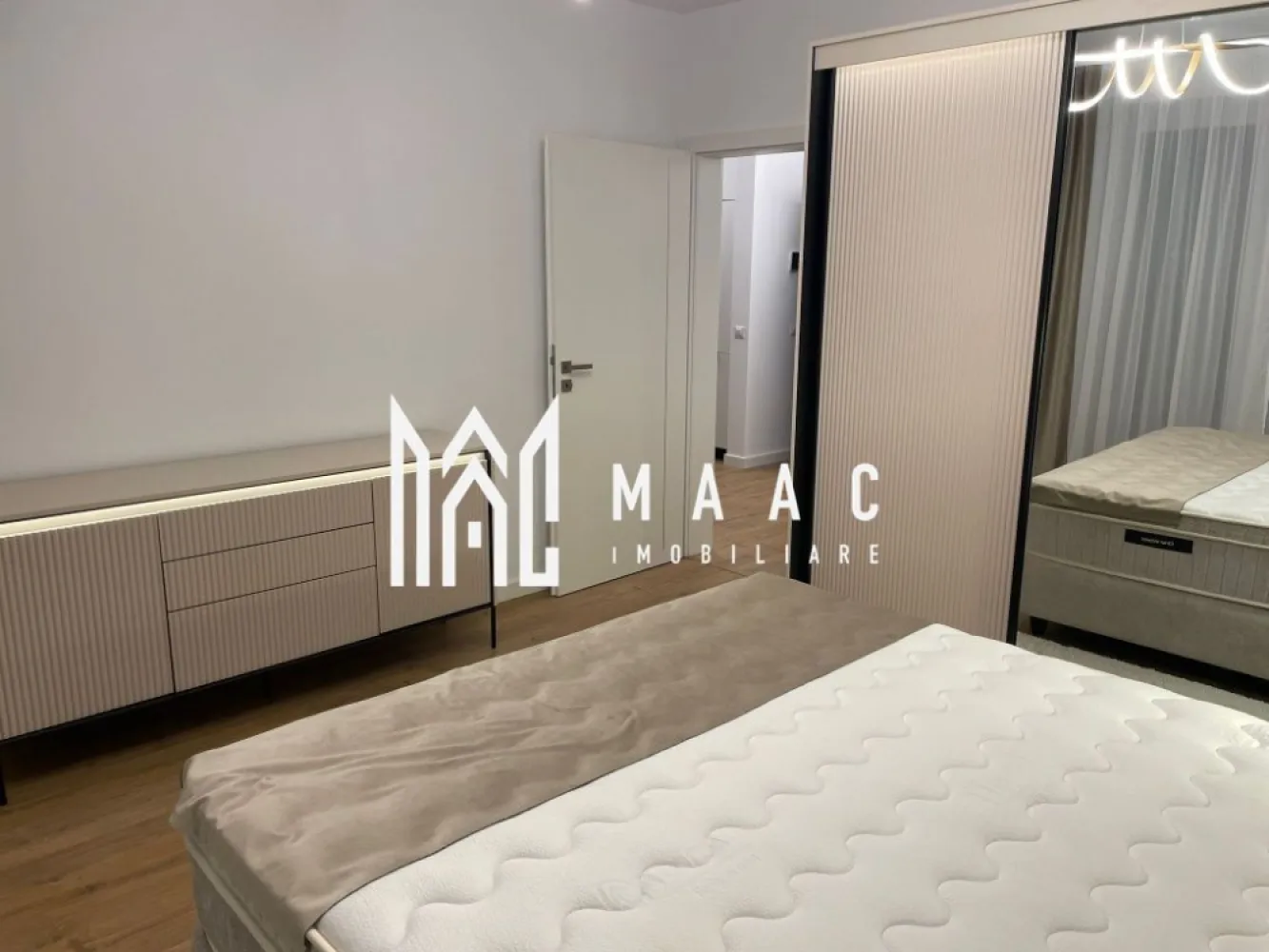 Apartament 2 camere decomandat | Șelimbăr | prima închiriere - Apartament de închiriat cu 2 camere decomandat în Șelimbăr, în ansamblul Evolution Residence, cu 60 mp utili, balcon și loc de parcare privat, disponibil la prima închiriere.

Detalii proprietate:
• Suprafață utilă: 60 mp
• Suprafață construită: 72 mp
• Compartimentare: 1 dormitor, living, bucătărie open-space, baie și balcon
• Etaj 2 din 10
• Imobil finalizat în 2022
• Stare interioară bună
• Complet mobilat și utilat
• Mașină de spălat rufe și mașină de spălat vase
• Mobilier și electrocasnice noi
• Loc de parcare privat inclus

Apartamentul este situat în ansamblul rezidențial Evolution Residence, un complex nou, apreciat pentru confortul locuirii. Zona oferă acces facil către principalele puncte de interes ale orașului și un cadru rezidențial liniștit, aflat în continuă dezvoltare.

Cod anunț CP3199606. Contactați echipa MAAC Imobiliare pentru detalii suplimentare și pentru a programa o vizionare.