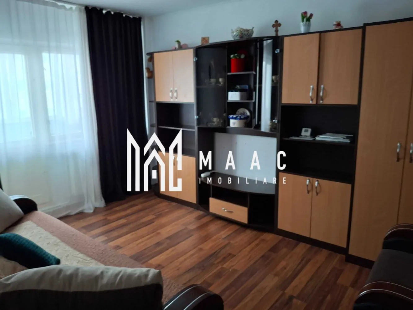Apartament 2 camere de închiriat | Valea Aurie, Sibiu | 2 balcoane - Apartament cu 2 camere de închiriat în Valea Aurie, Sibiu, cu 60 mp utili, compartimentare decomandată și două balcoane, complet mobilat și utilat pentru mutare rapidă.

Detalii proprietate:
• Suprafață utilă de 60 mp și suprafață construită de 72 mp
• Compartimentare decomandată: living, dormitor, bucătărie, baie, cămară și spațiu pentru depozitare
• Etaj 4 din 8 într-un imobil finalizat, dotat cu lift
• Stare interioară bună, construcție din cărămidă, an construcție 1980
• Două balcoane, dintre care unul de serviciu
• Se închiriază complet mobilat și utilat
• Dotări menționate: centrală termică proprie, ferestre cu geam termopan, mașină de spălat rufe, frigider, aragaz cu cuptor, cuptor electric, televizor în dormitor, aspirator și aerotermă în baie

Zonă și acces:
Proprietatea este amplasată în cartierul Valea Aurie, cu acces facil către principalele artere ale orașului. În apropiere se află Grădina Zoologică, Muzeul ASTRA, magazine precum Lidl și Profi, precum și școală, grădiniță, parcuri, locuri de joacă și mijloace de transport.

Dacă îți dorești un apartament bine poziționat și pregătit pentru locuire, contactează echipa MAAC Imobiliare pentru o vizionare. Cod anunț CP3199659.