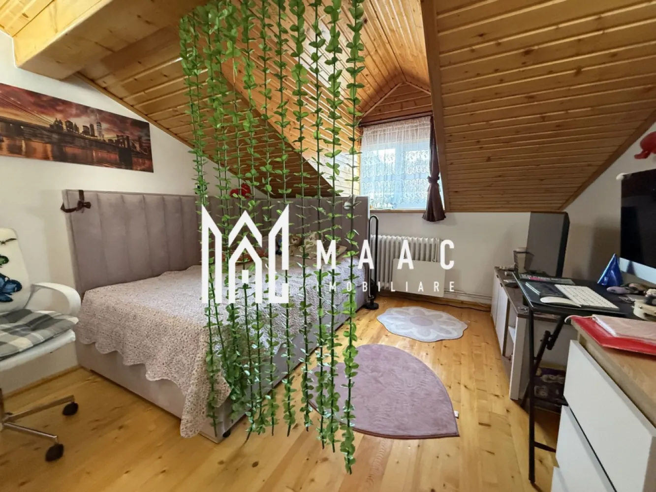 Apartament 3 camere Sibiu | Central | 77 mp, semidecomandat - Apartament cu 3 camere semidecomandat în zona Centrală din Sibiu, la etajul 1 al unei case, cu 77 mp utili, balcon, pod cu acces direct și curte comună cu un singur vecin.

Detalii proprietate:
• Suprafață utilă: 77 mp
• Suprafață construită: 93 mp
• Compartimentare: semidecomandat
• Compartimentare interioară: hol de acces, living cu bucătărie open-space, 2 dormitoare și baie cu geam pentru aerisire naturală
• Etaj 1, imobil finalizat, an construcție 1980
• Stare interioară: bună
• Balcon, pod cu acces direct și pivniță pentru depozitare
• Se vinde complet mobilat și utilat
• Centrală termică proprie și încălzire prin calorifere

Zona Centrală oferă acces rapid către instituții, magazine, școli, restaurante, mijloace de transport și alte facilități utile pentru viața de zi cu zi. Curtea comună cu un singur vecin adaugă un plus de intimitate, iar podul poate susține o extindere viitoare, conform configurației actuale a proprietății.

Cod anunț CP3200910. Contactați-ne pentru o vizionare și pentru mai multe detalii despre această proprietate.
