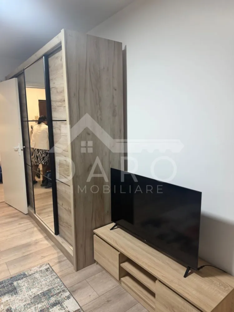 🏡 Apartament 2 camere de închiriat – Green Residence | Tudor | 350 € - 🏡 Apartament 2 camere de închiriat – Green Residence | Tudor | 350 €/lună
Se oferă spre închiriere apartament nou cu 1 cameră, situat în complexul rezidențial Green Residence, cartierul Tudor, într-o zonă modernă și foarte căutată.
📐 Suprafață utilă: 40 mp
✔ loc de parcare privat inclus
✔ disponibil imediat
✔ ideal pentru o persoană sau un cuplu
💰 Chirie: 350 €/lună
Compartimentare:
✔ cameră spațioasă open-space cu bucătăria
✔ baie
✔ hol
✔ terasă
✔dormitor
Dotări:
✔ centrală termică proprie
✔ geamuri termopan
✔ parchet, gresie, faianță
✔ televizor
✔ frigider
✔ plită și cuptor încorporat
✔ hotă
✔ mașină de spălat rufe