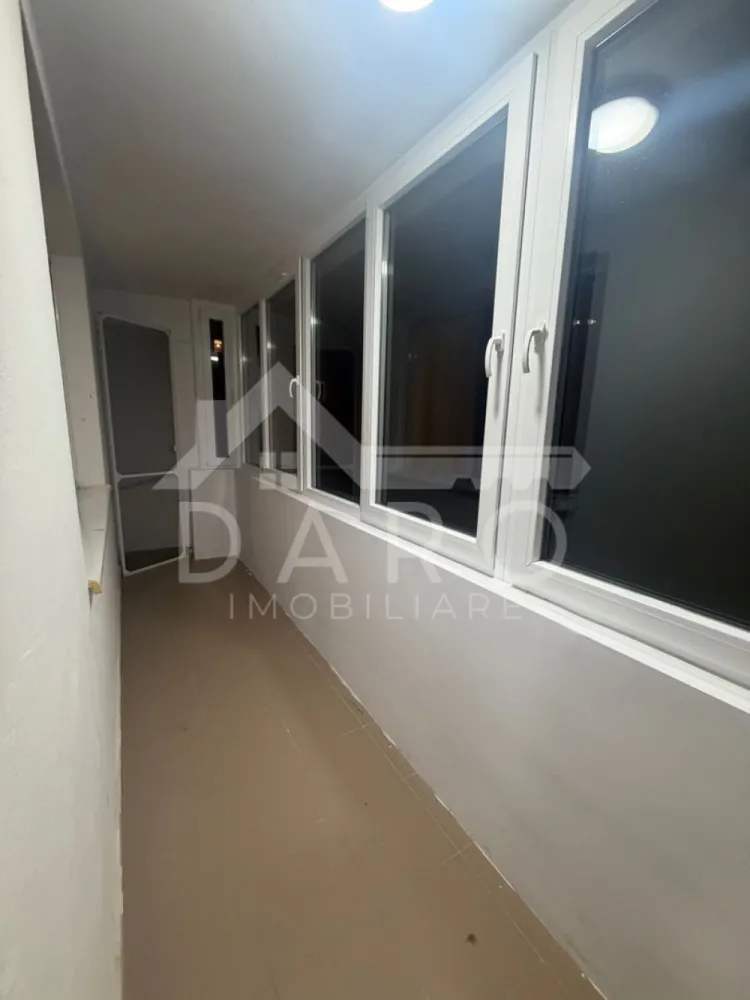 🏡 Apartament 2 camere de închiriat – Green Residence | Tudor | 350 € - 🏡 Apartament 2 camere de închiriat – Green Residence | Tudor | 350 €/lună
Se oferă spre închiriere apartament nou cu 1 cameră, situat în complexul rezidențial Green Residence, cartierul Tudor, într-o zonă modernă și foarte căutată.
📐 Suprafață utilă: 40 mp
✔ loc de parcare privat inclus
✔ disponibil imediat
✔ ideal pentru o persoană sau un cuplu
💰 Chirie: 350 €/lună
Compartimentare:
✔ cameră spațioasă open-space cu bucătăria
✔ baie
✔ hol
✔ terasă
✔dormitor
Dotări:
✔ centrală termică proprie
✔ geamuri termopan
✔ parchet, gresie, faianță
✔ televizor
✔ frigider
✔ plită și cuptor încorporat
✔ hotă
✔ mașină de spălat rufe