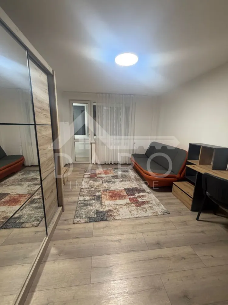🏡 Apartament 2 camere de închiriat – Green Residence | Tudor | 350 € - 🏡 Apartament 2 camere de închiriat – Green Residence | Tudor | 350 €/lună
Se oferă spre închiriere apartament nou cu 1 cameră, situat în complexul rezidențial Green Residence, cartierul Tudor, într-o zonă modernă și foarte căutată.
📐 Suprafață utilă: 40 mp
✔ loc de parcare privat inclus
✔ disponibil imediat
✔ ideal pentru o persoană sau un cuplu
💰 Chirie: 350 €/lună
Compartimentare:
✔ cameră spațioasă open-space cu bucătăria
✔ baie
✔ hol
✔ terasă
✔dormitor
Dotări:
✔ centrală termică proprie
✔ geamuri termopan
✔ parchet, gresie, faianță
✔ televizor
✔ frigider
✔ plită și cuptor încorporat
✔ hotă
✔ mașină de spălat rufe